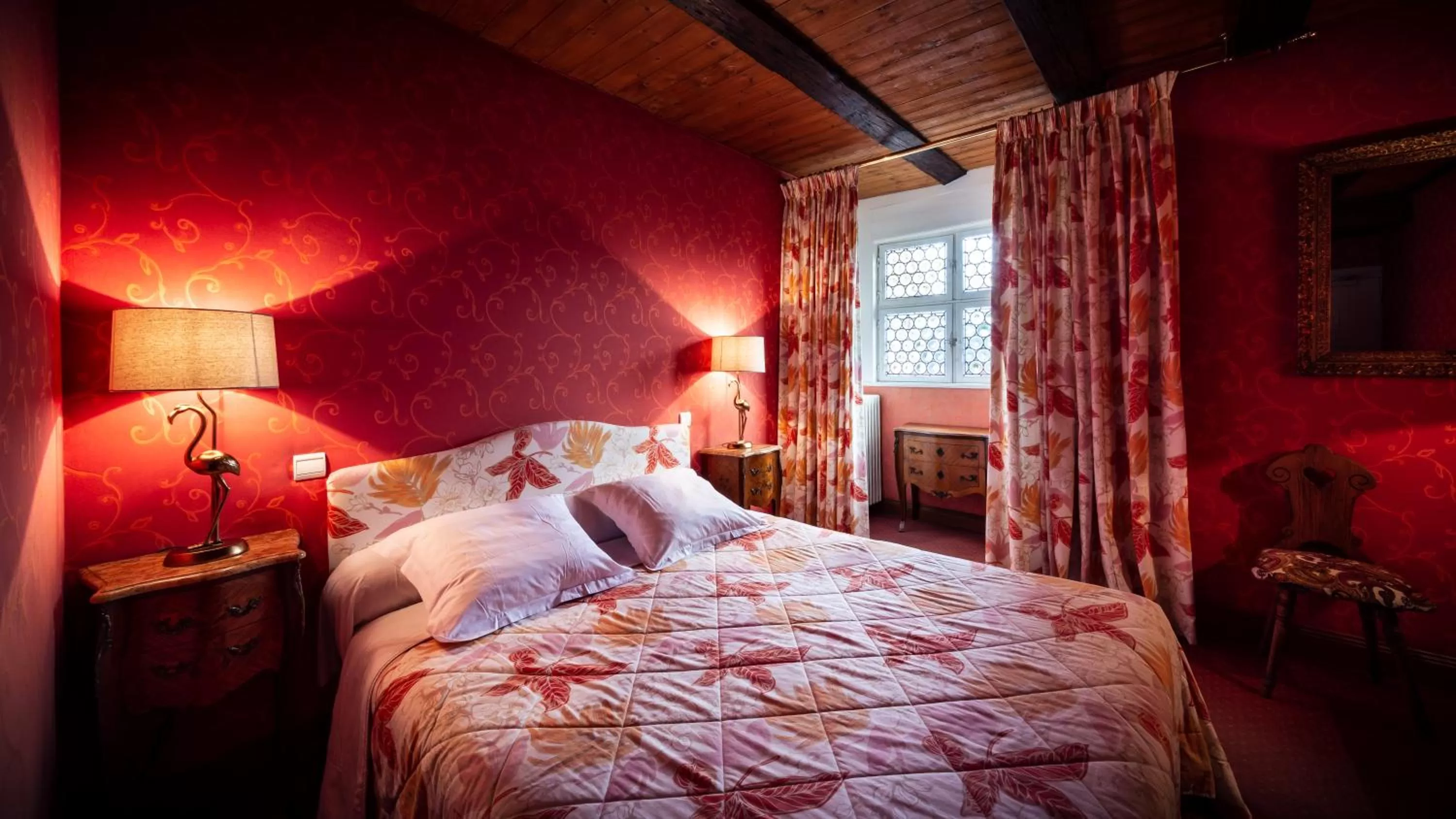 Bed in Hôtel des Deux Clefs