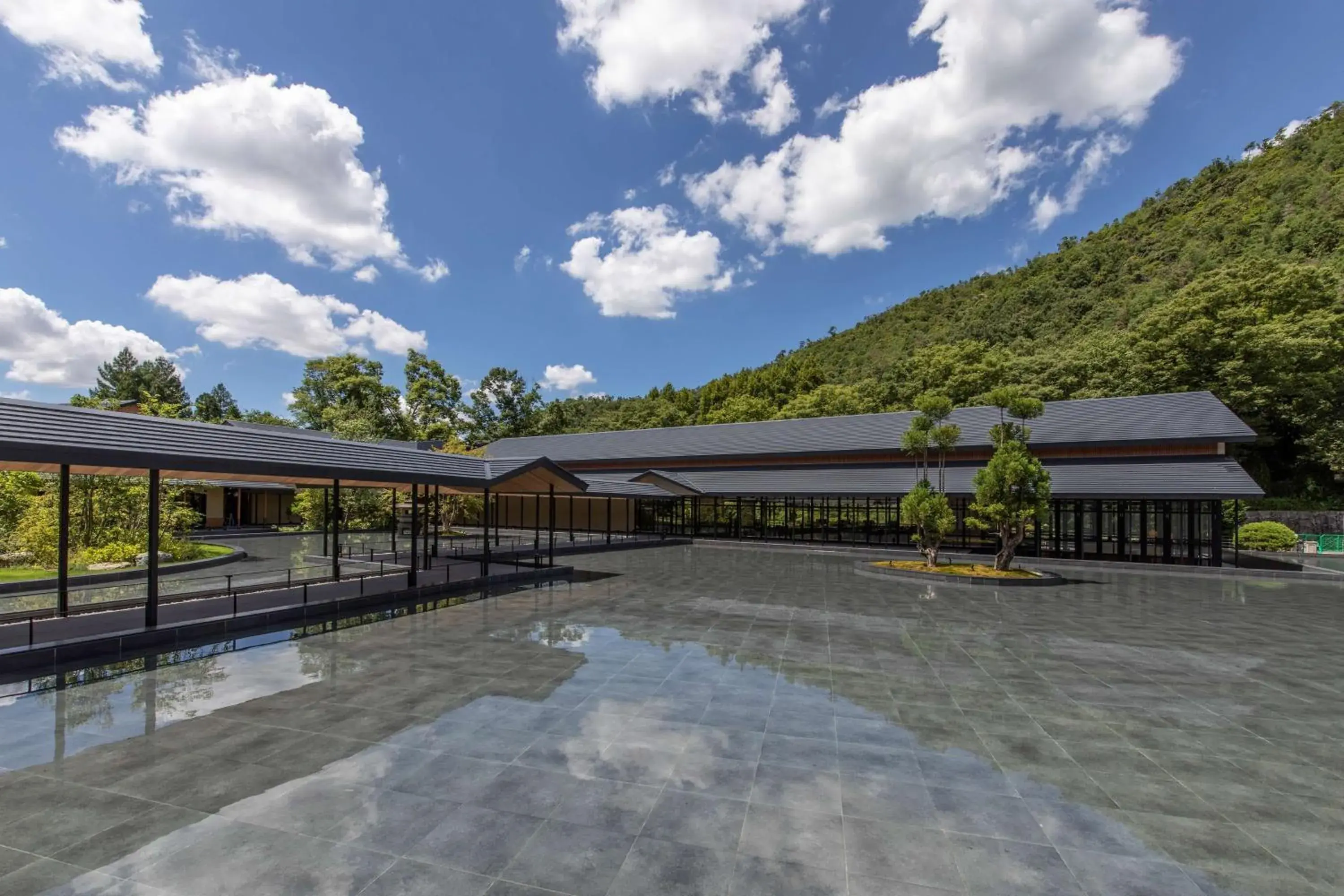 Property building in ROKU KYOTO, LXR Hotels & Resorts by Hilton Property building in ROKU KYOTO, LXR Hotels & Resorts by Hilton