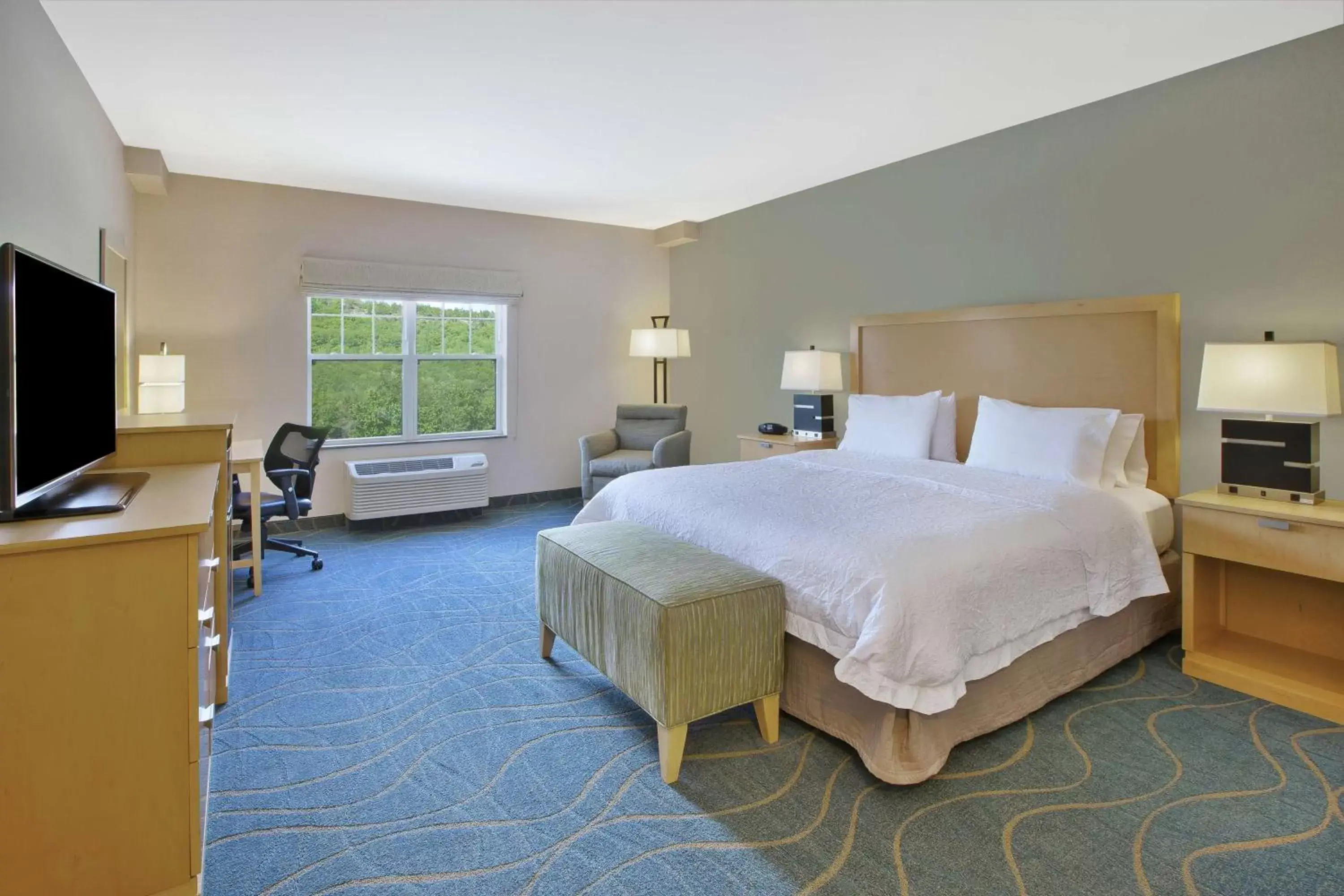 Bed in Hampton Inn By Hilton Bar Harbor