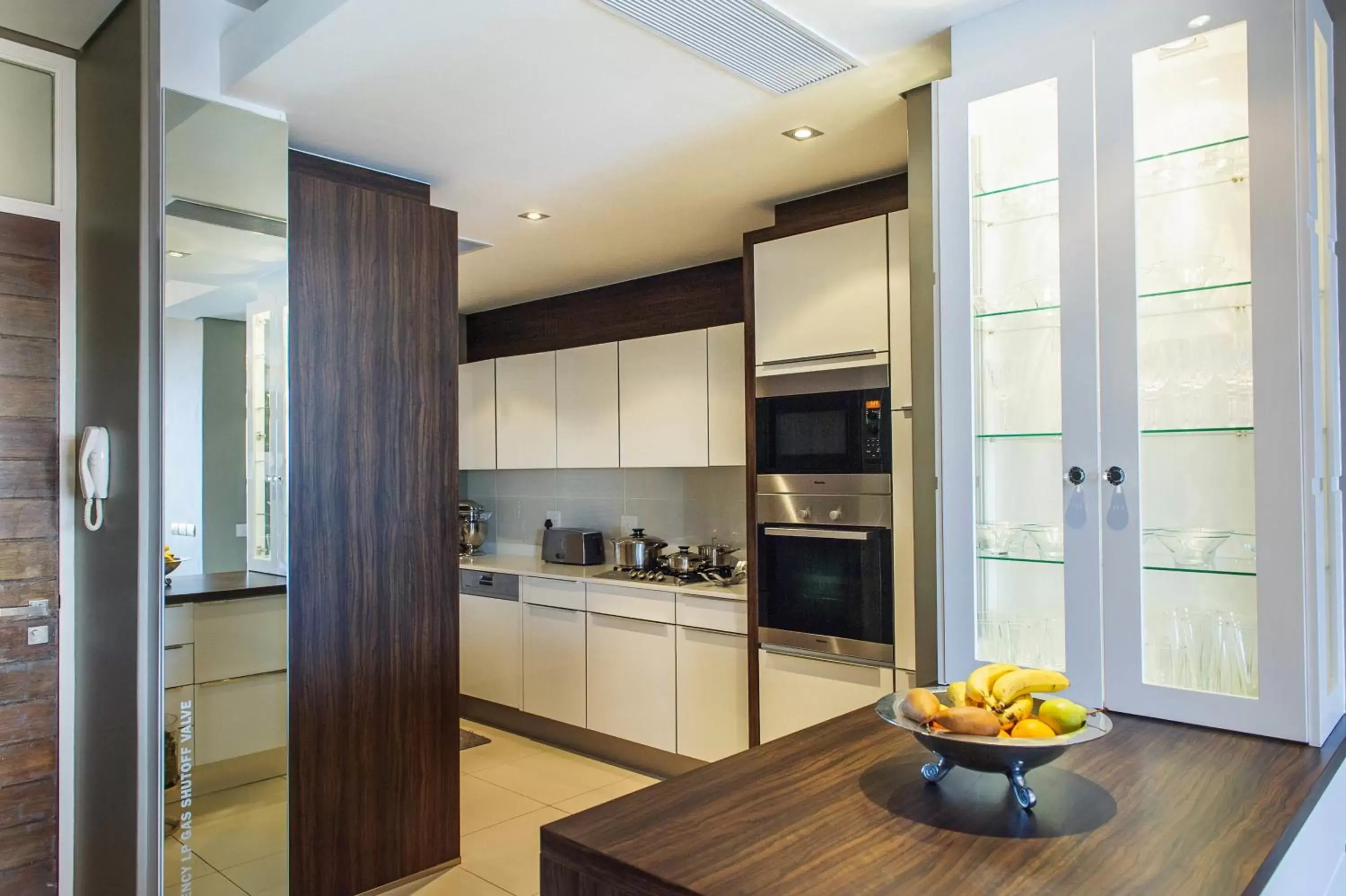 Kitchen or kitchenette, Kitchen/Kitchenette in The Residences at Crystal Towers