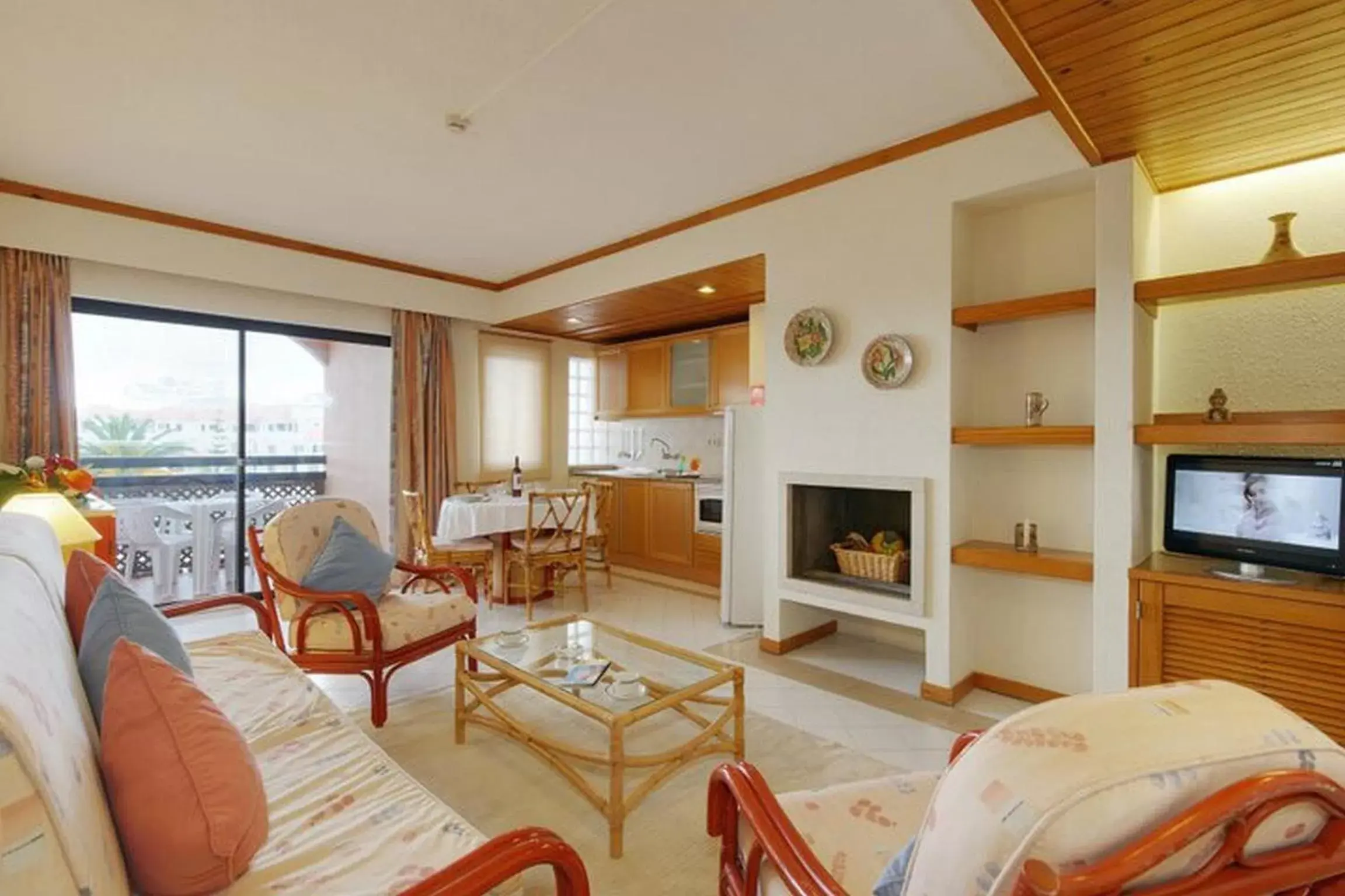 Kitchen or kitchenette, Seating Area in Muthu Oura Praia Hotel