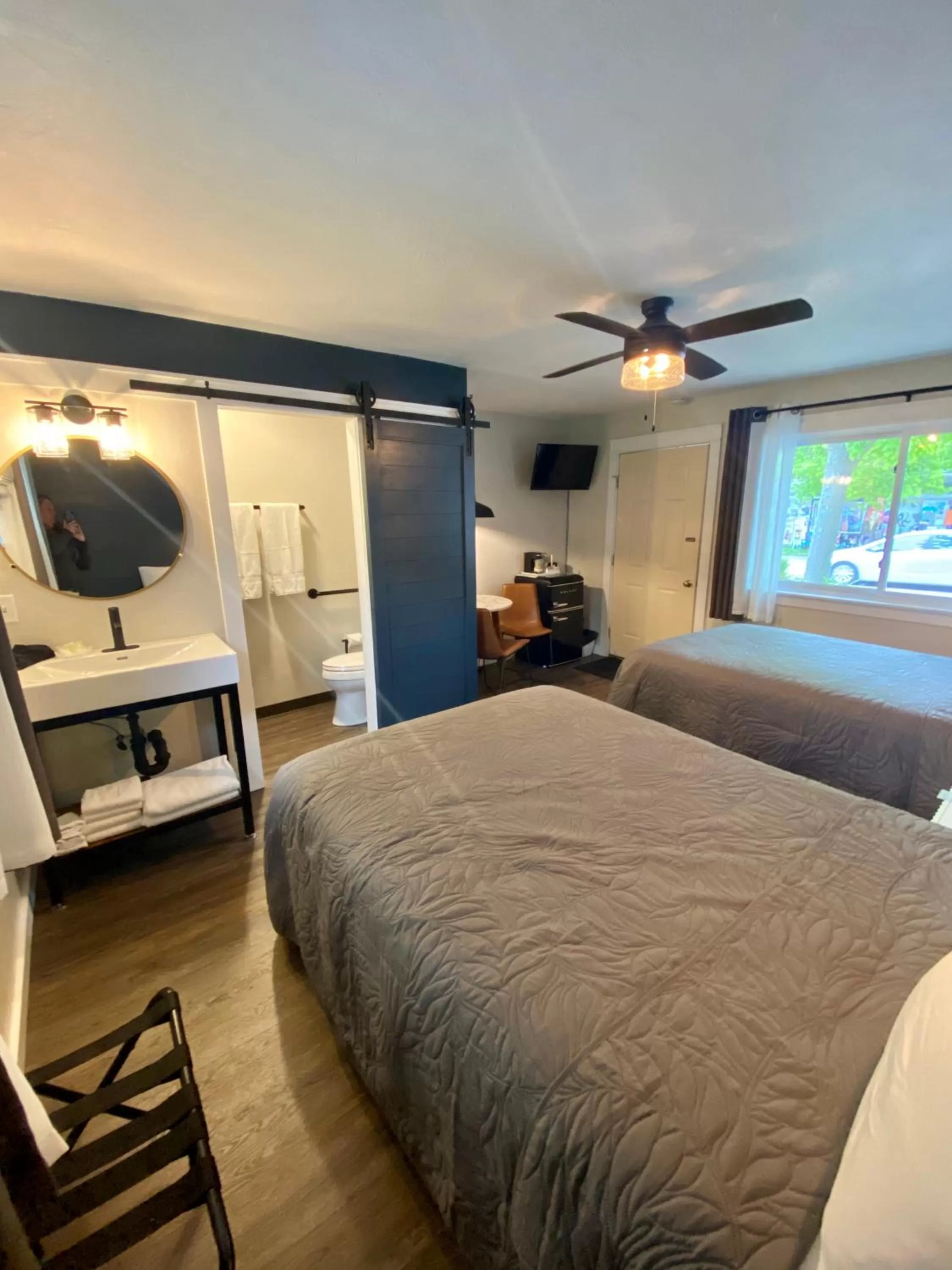 Bed in Cedar Court Inn