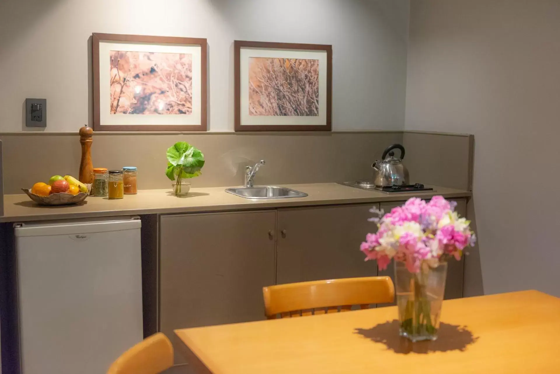 kitchen, Kitchen/Kitchenette in Portal Plaza Suites