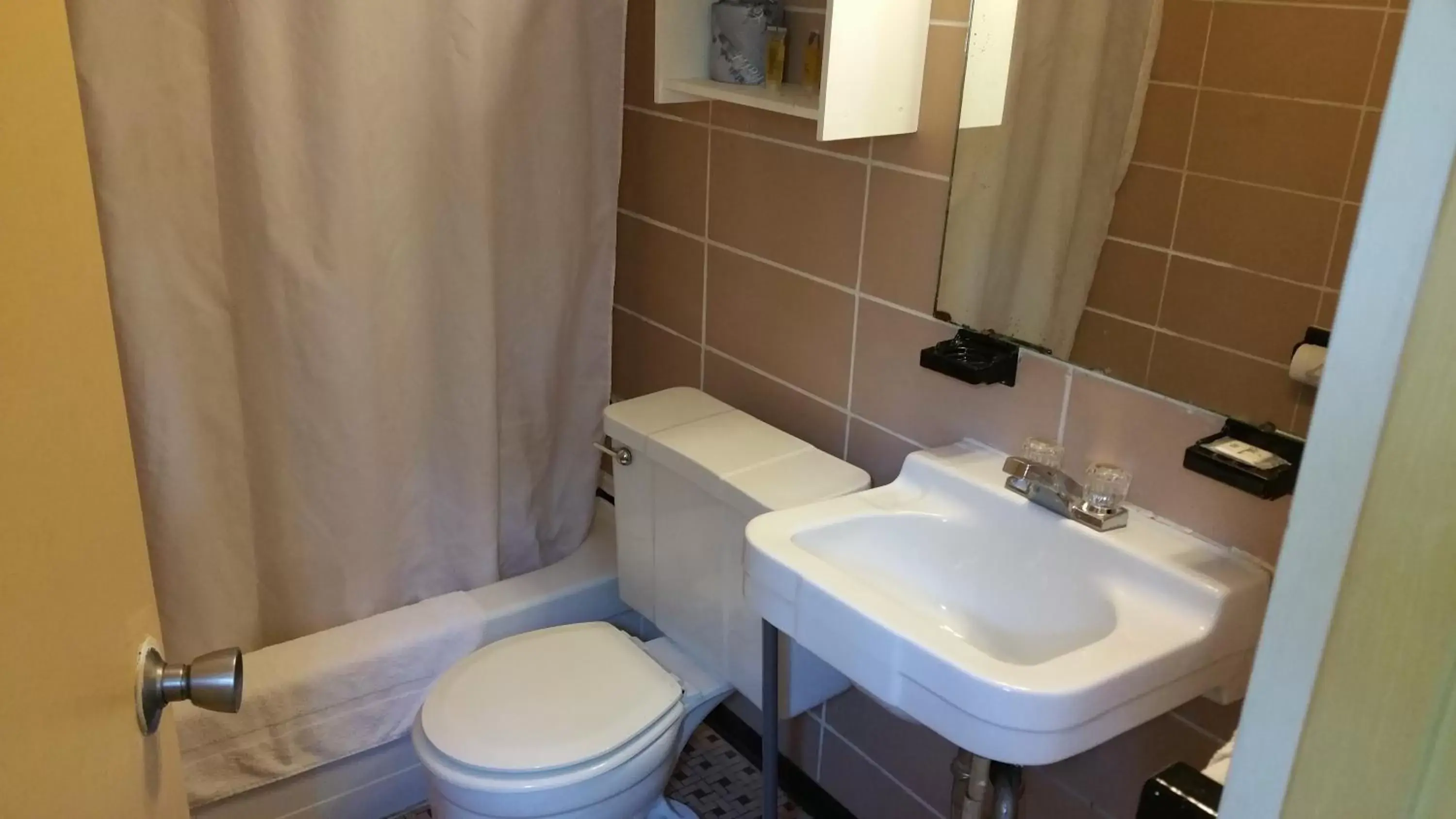 Toilet, Bathroom in Riverview Motel