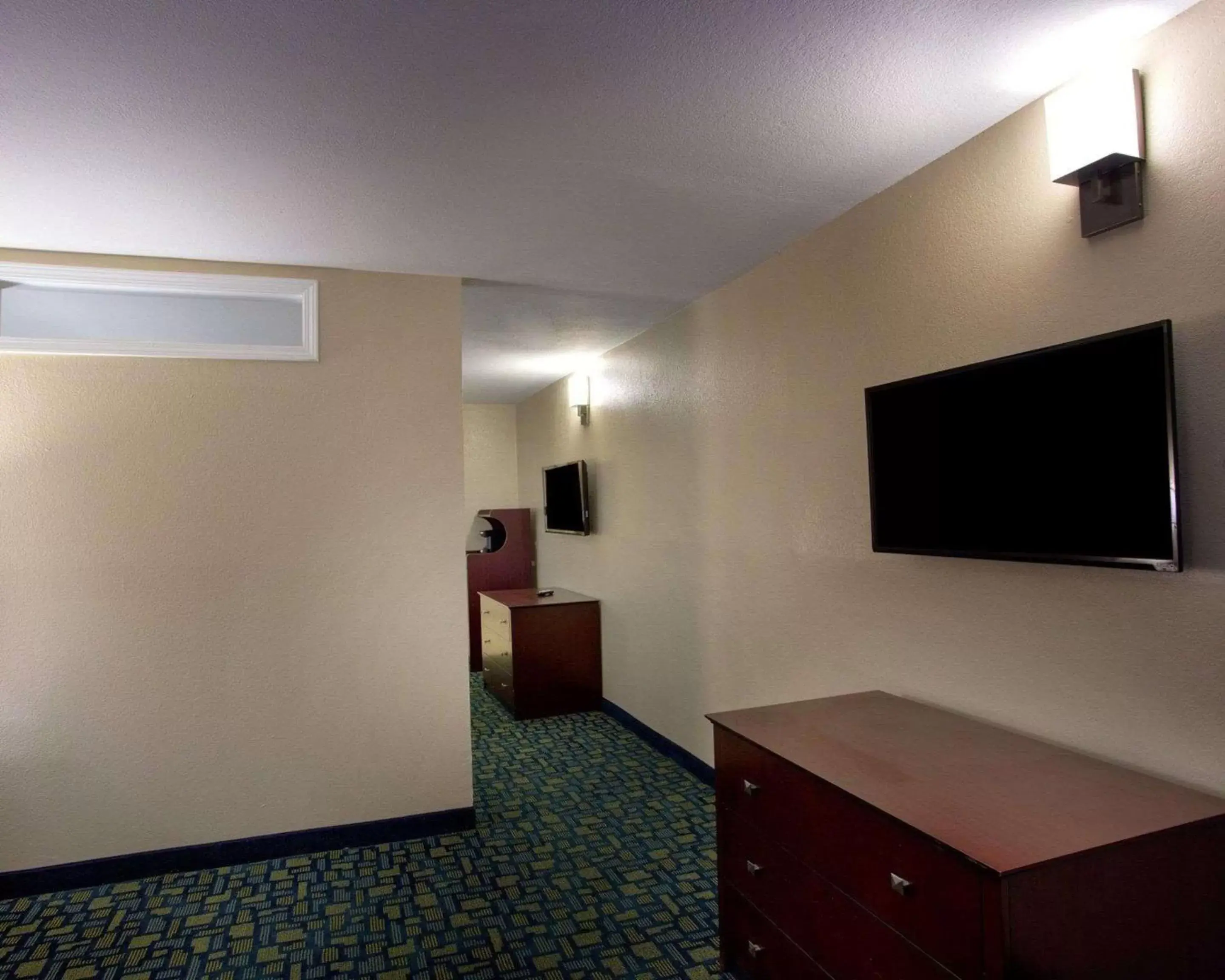 Photo of the whole room, TV/Entertainment Center in Quality Inn Hammond
