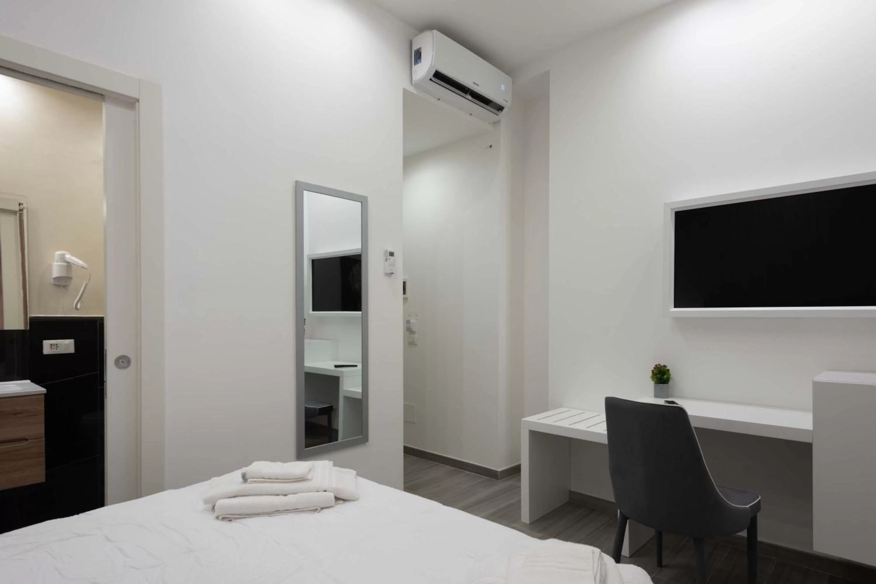 TV and multimedia, TV/Entertainment Center in Blanc Rooms