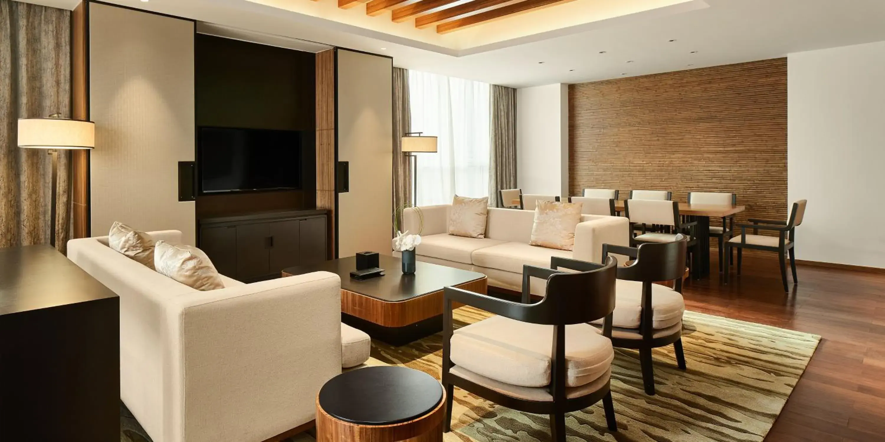 Photo of the whole room, Lounge/Bar in HUALUXE Ningbo Harbor City, an IHG Hotel