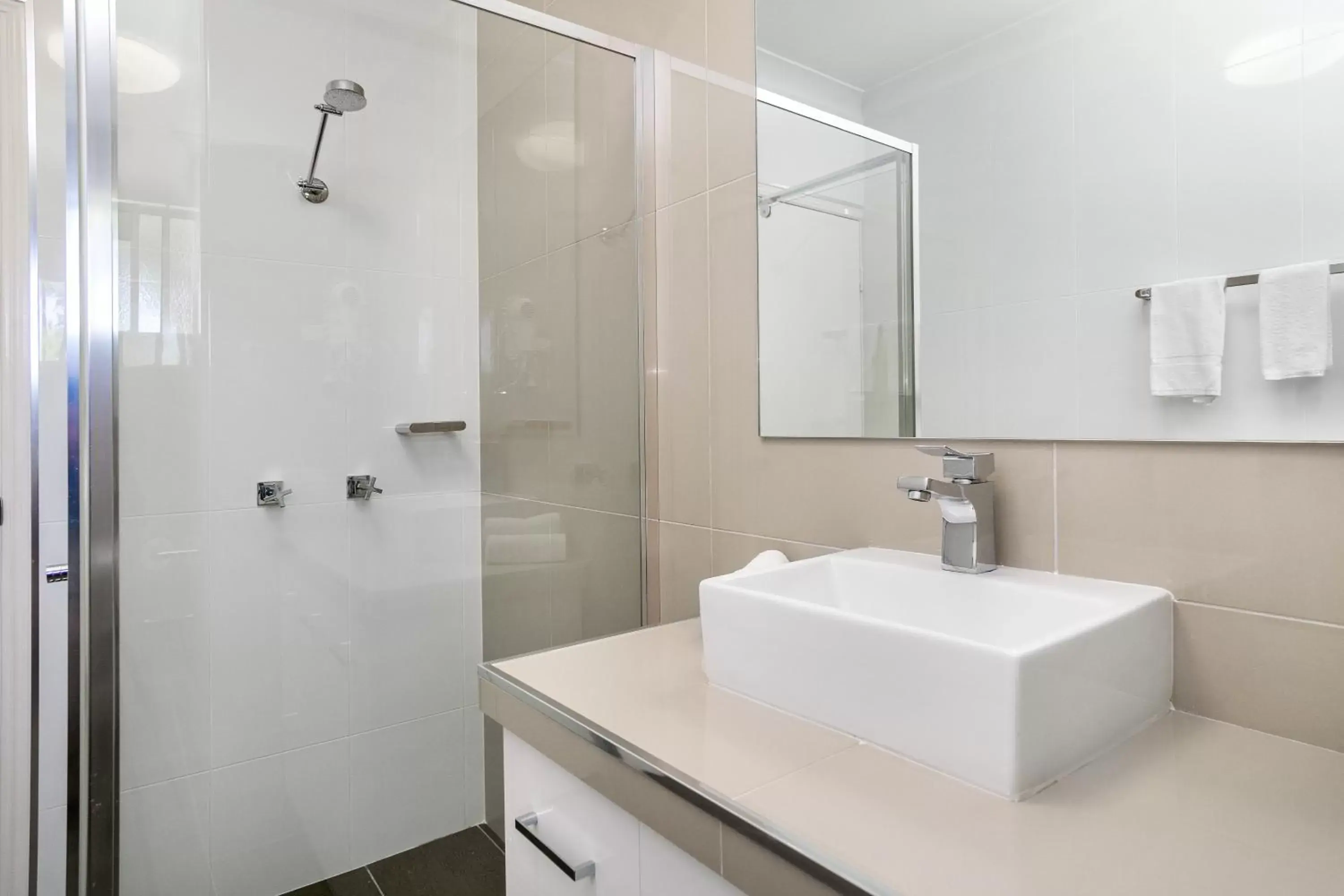 Bathroom in Best Western Kimba Lodge