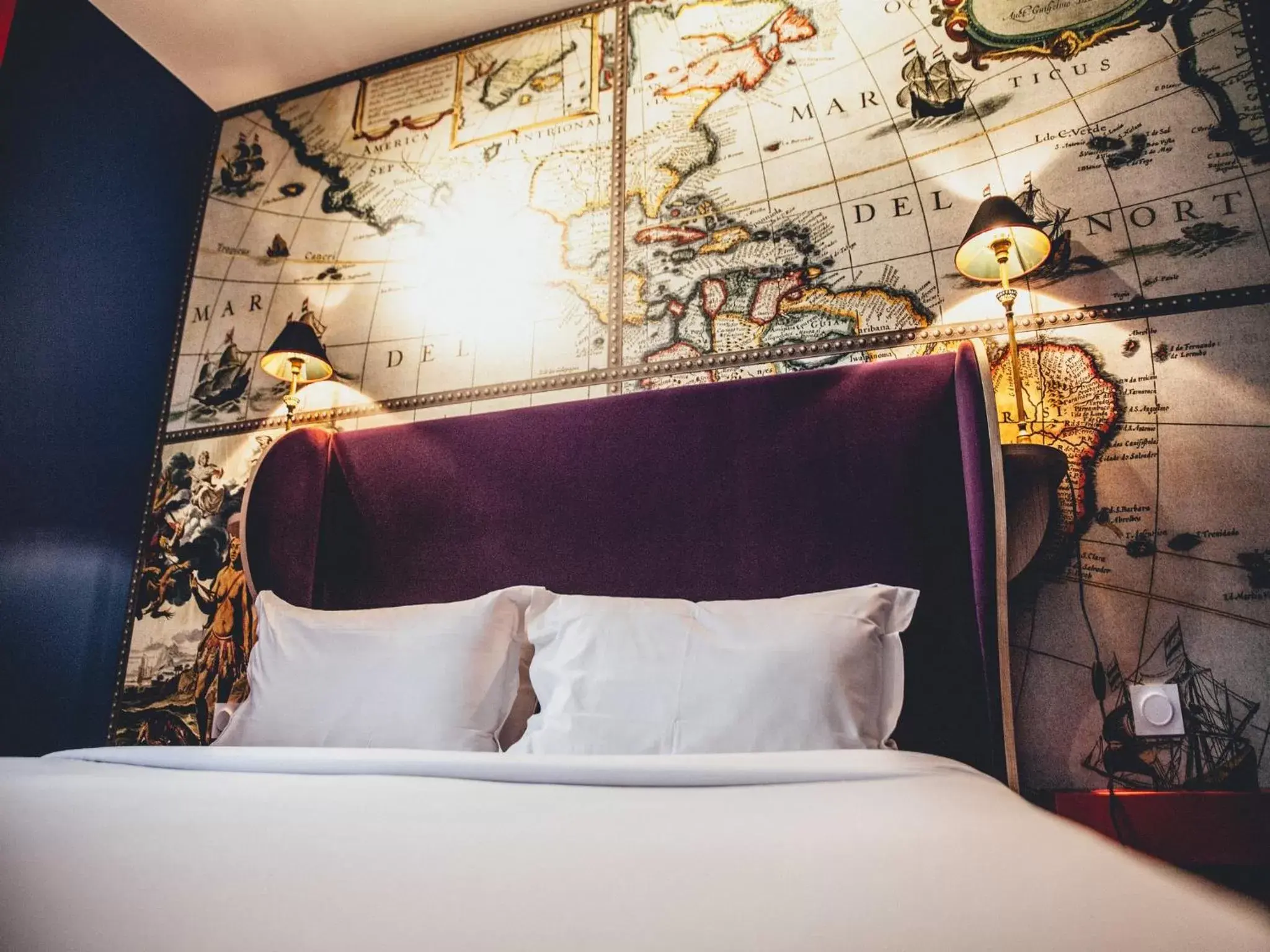Bed in Hôtel du Continent