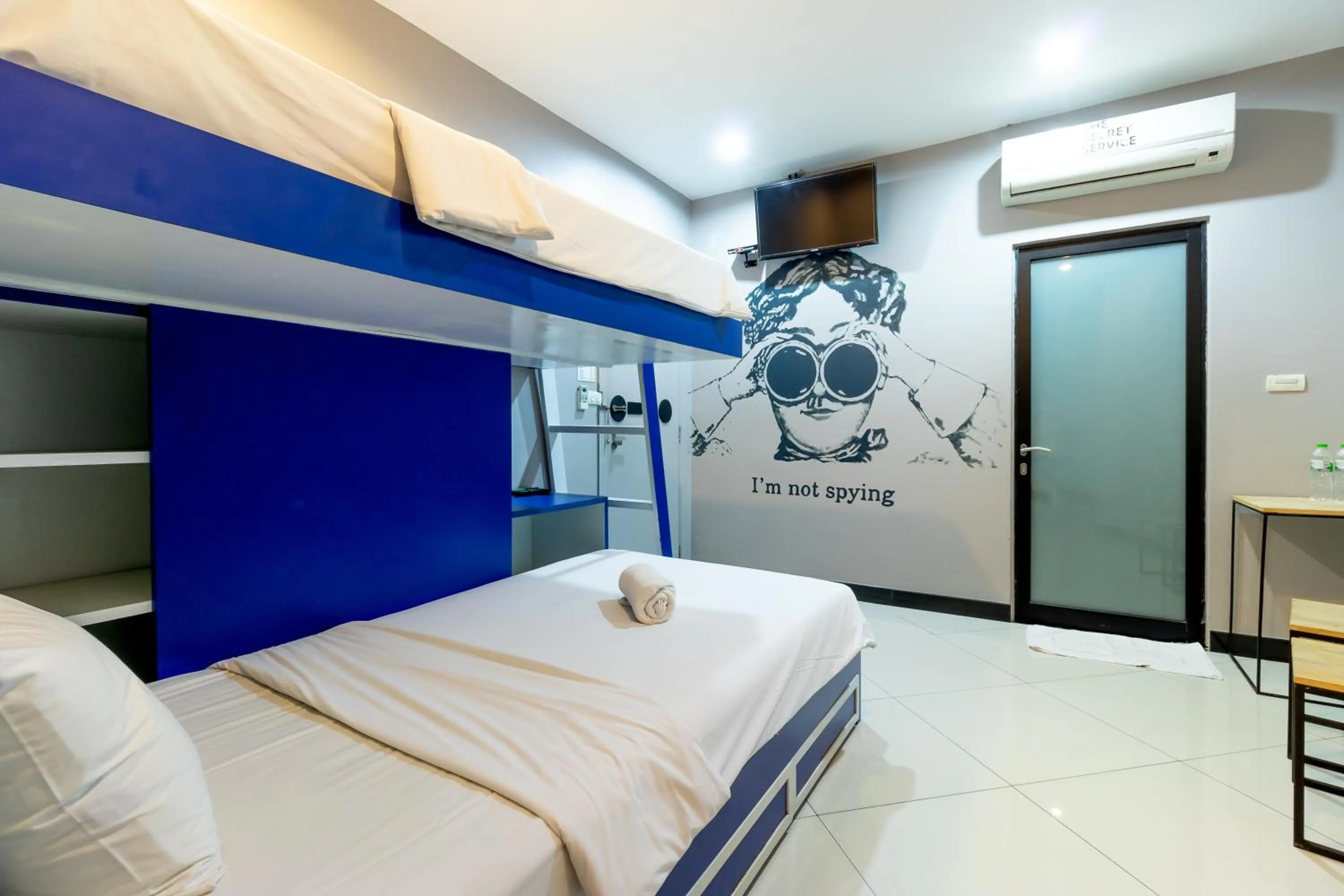 Photo of the whole room, Bed in The Secret Service