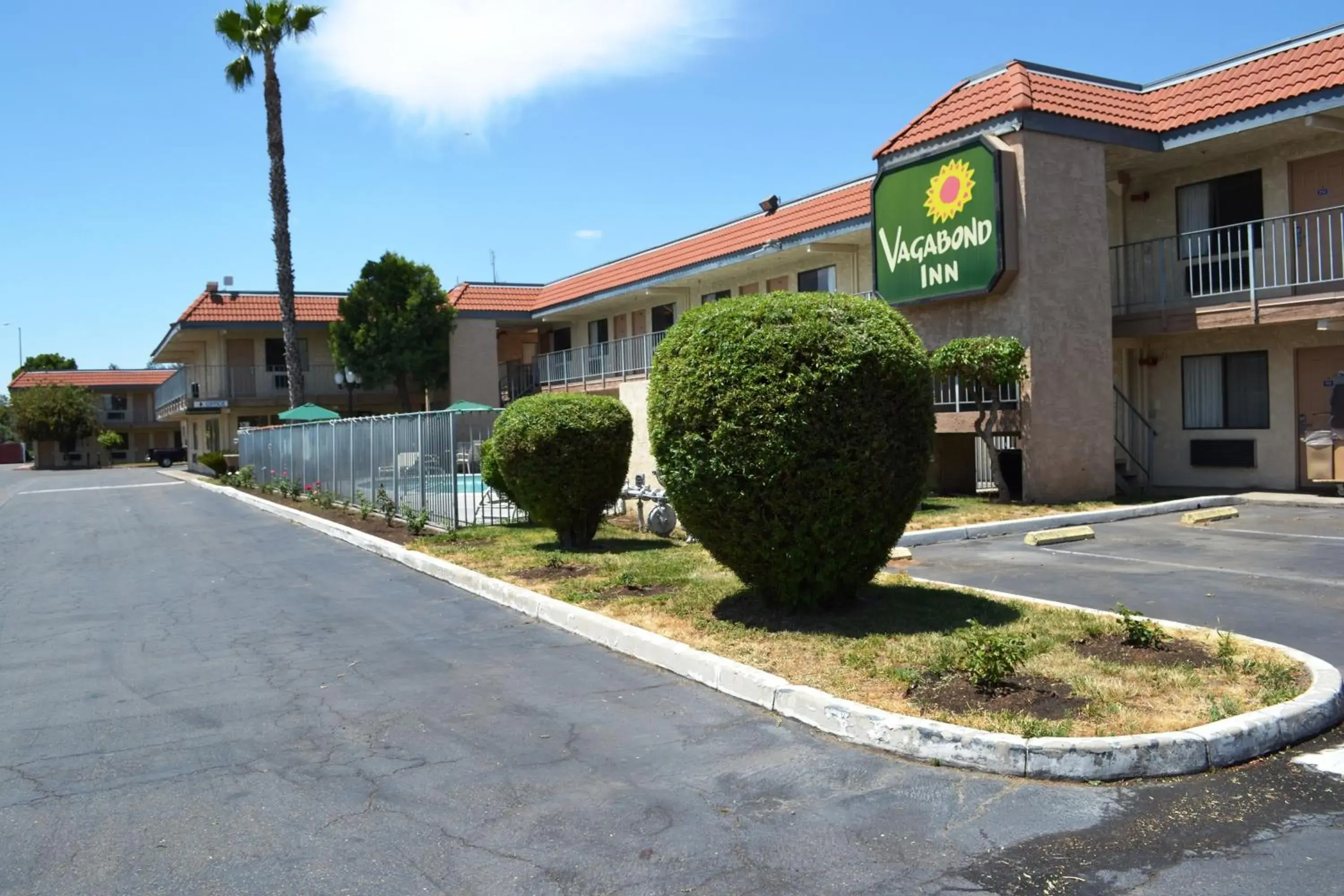 Property Building in Vagabond Inn Fresno