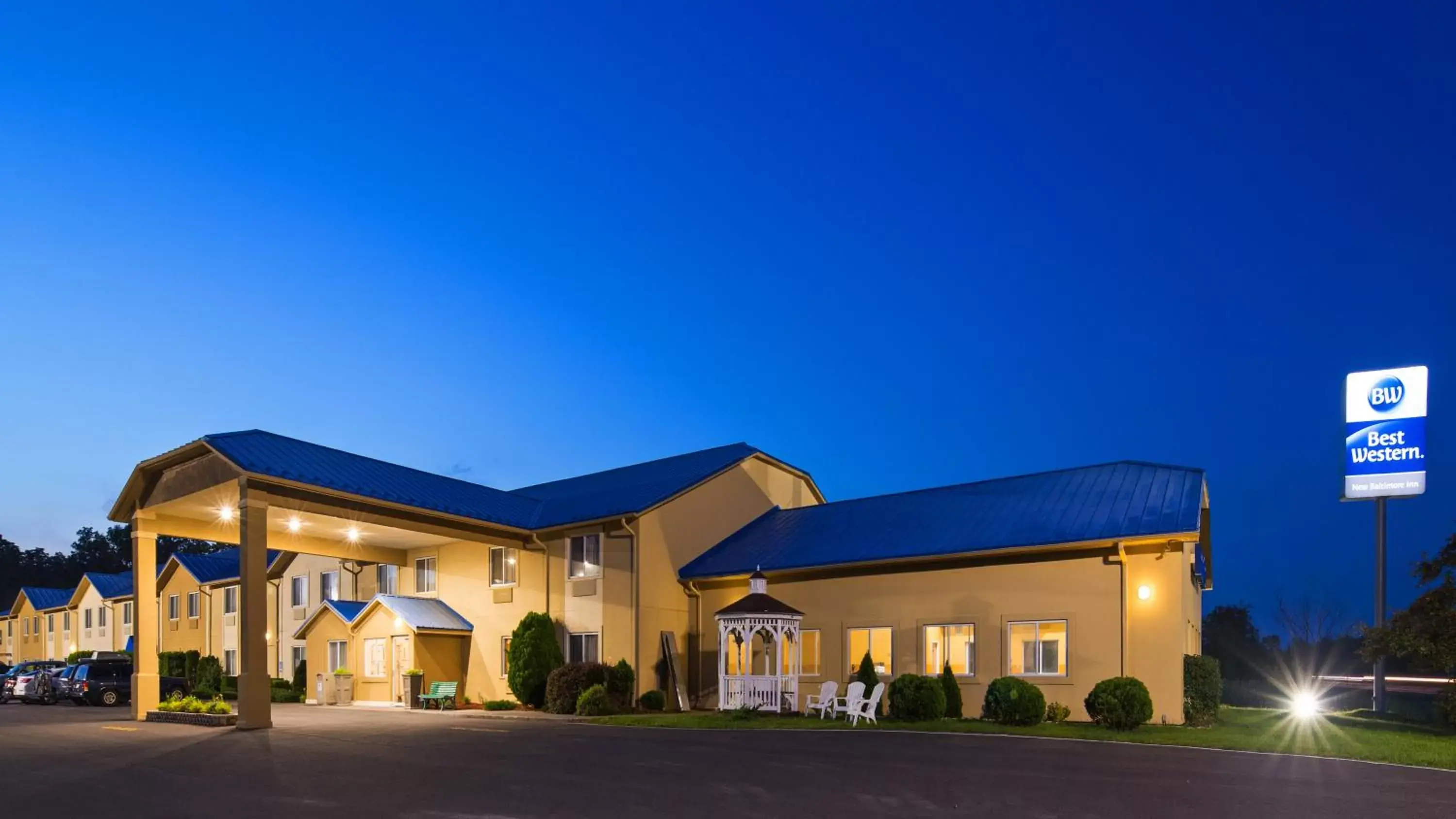 Facade/entrance, Property Building in Best Western New Baltimore Inn