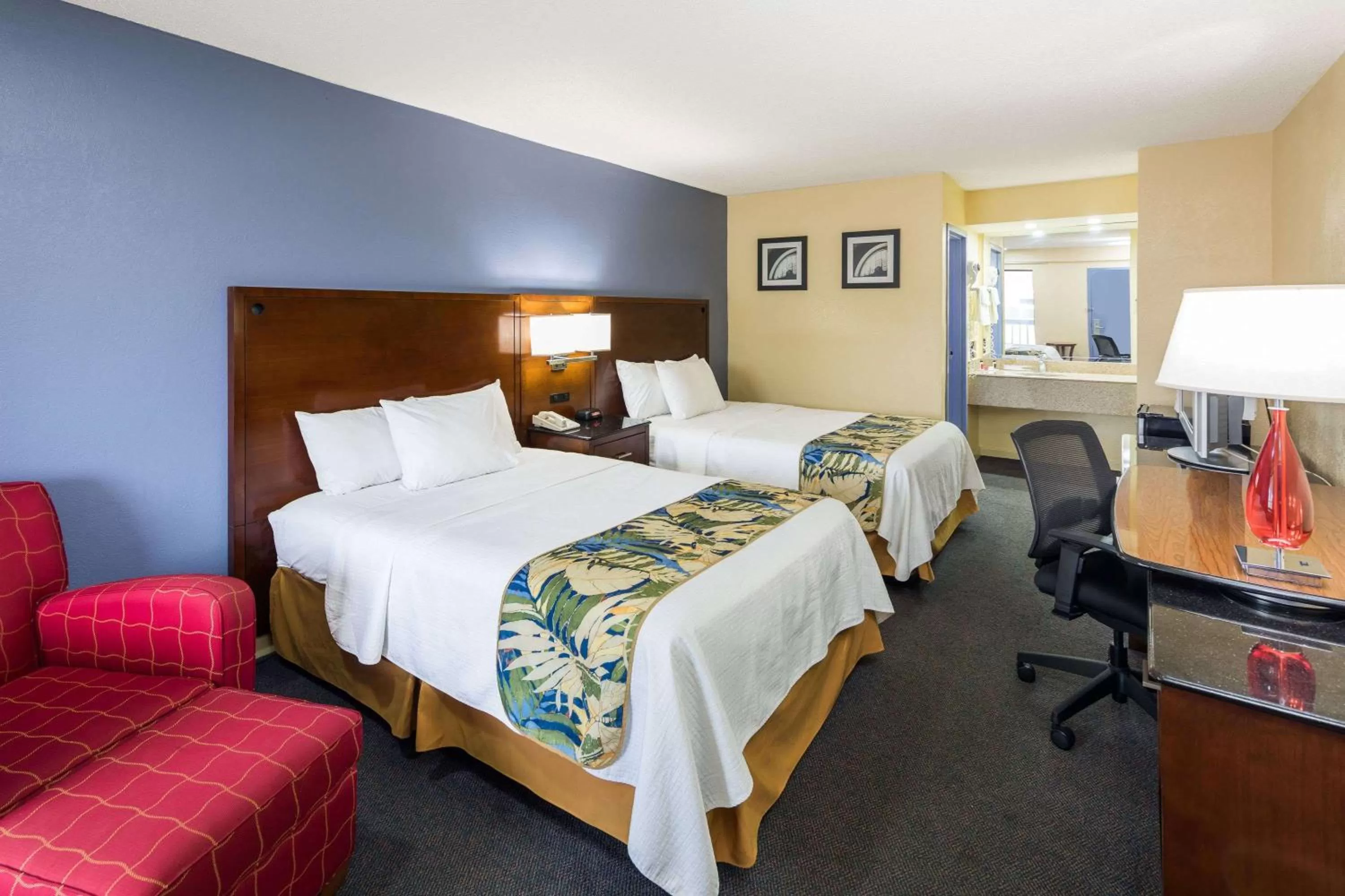Photo of the whole room, Bed in Days Inn by Wyndham Walterboro