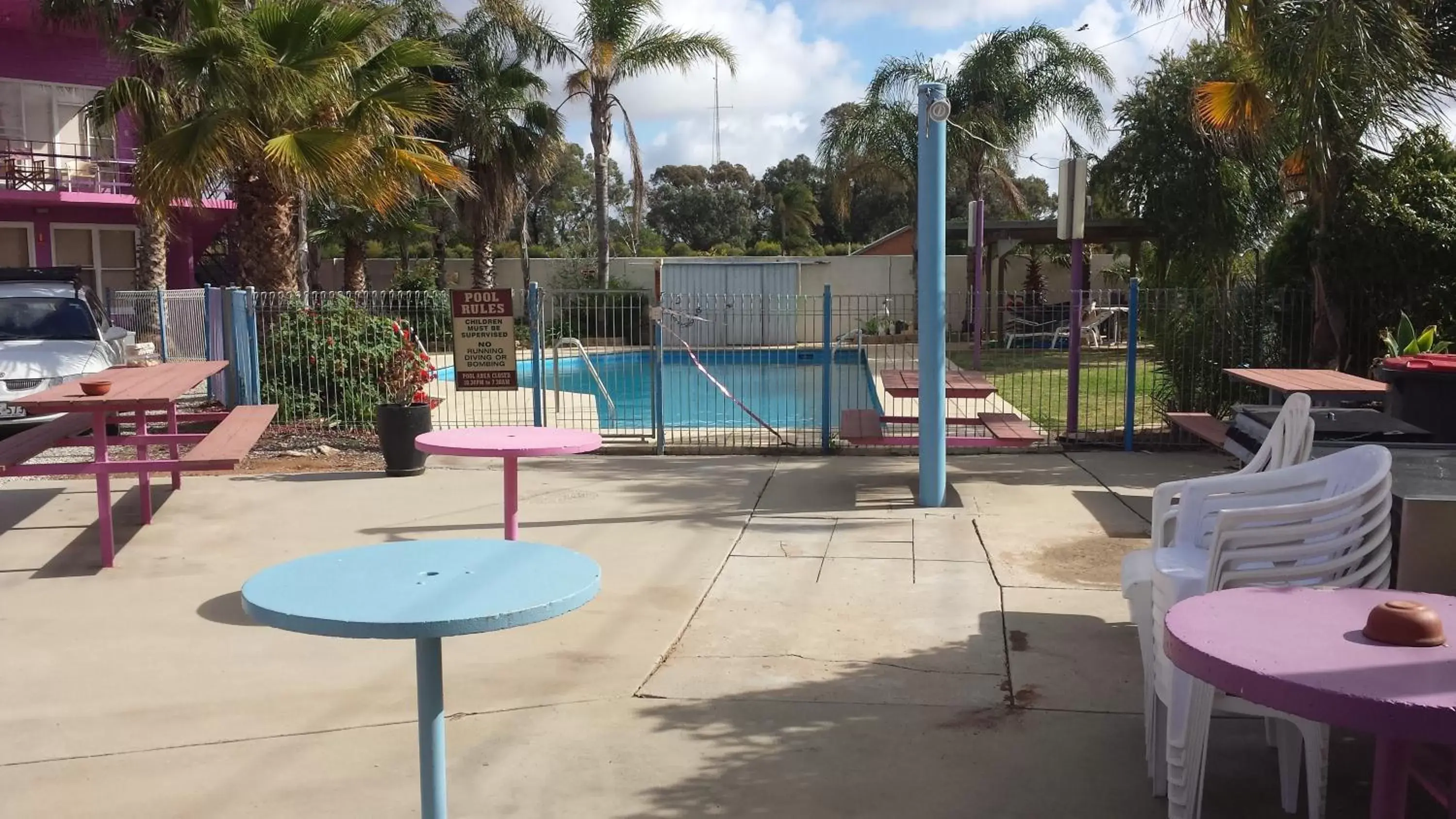 Balcony/Terrace, Swimming Pool in Paddle Steamer Motel