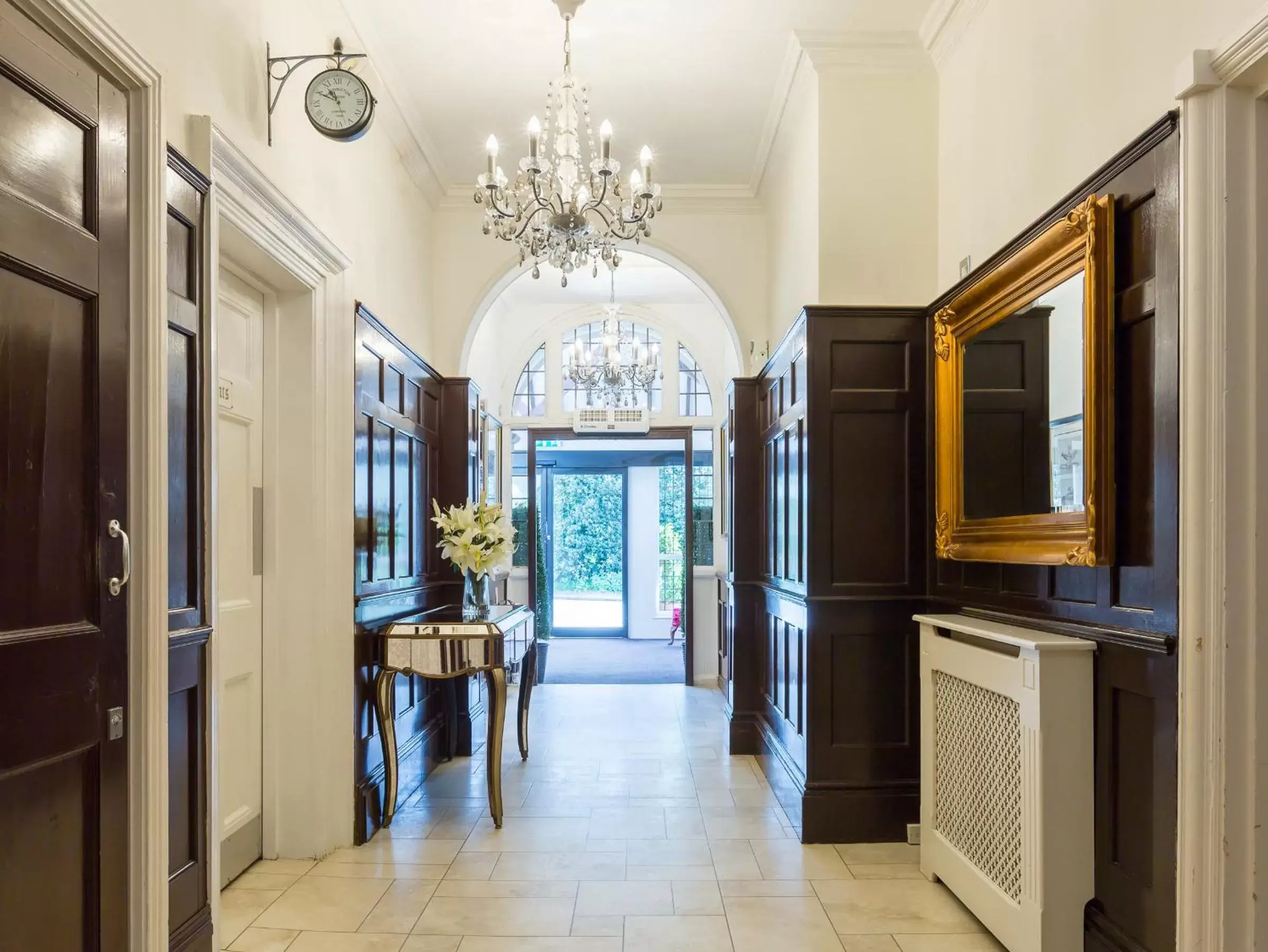 Lobby or reception in De Rougemont Manor