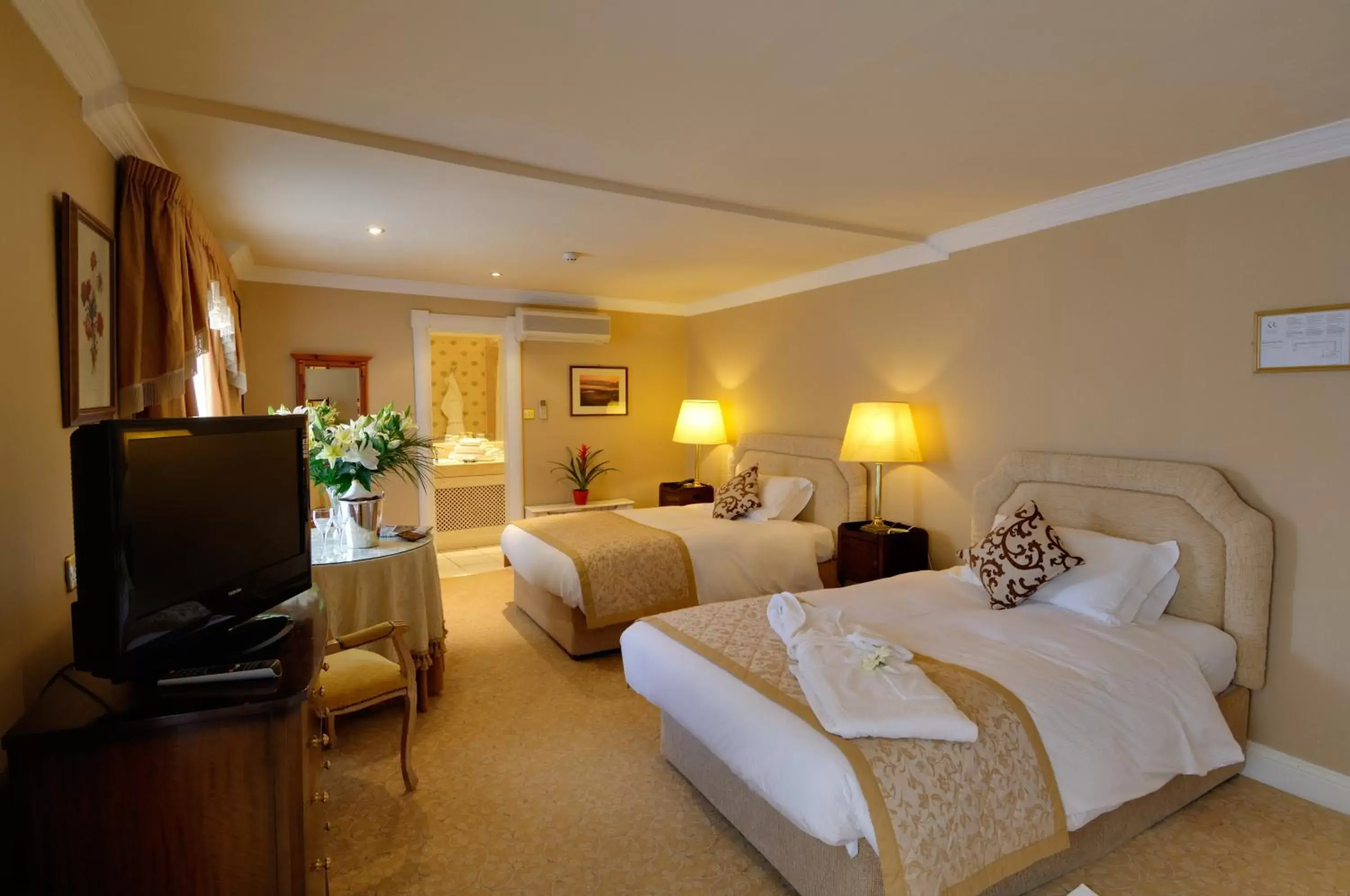 Photo of the whole room, Bed in Killarney Royal Hotel