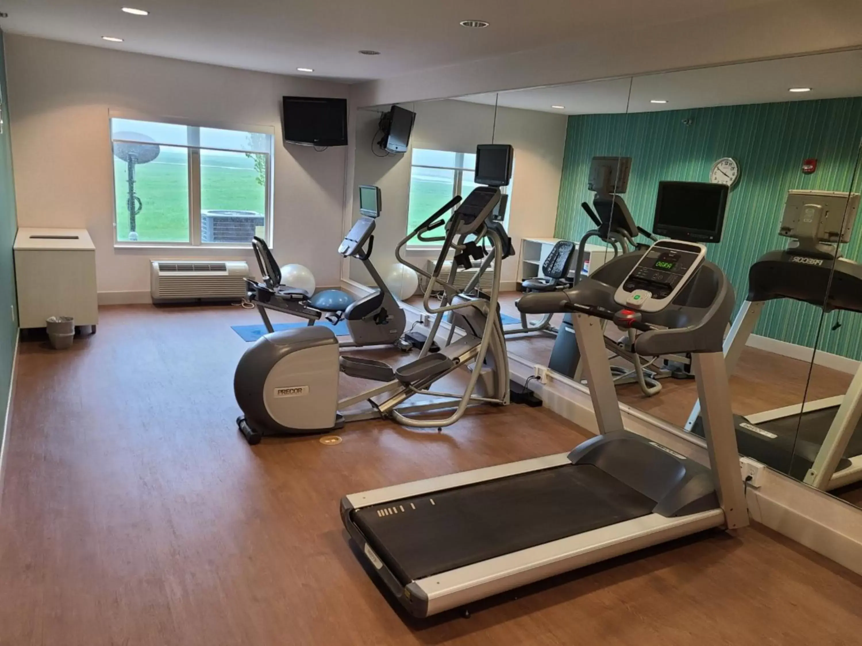Fitness centre/facilities in Holiday Inn Express Hotel & Suites Sheldon by IHG Fitness centre/facilities in Holiday Inn Express Hotel & Suites Sheldon by IHG