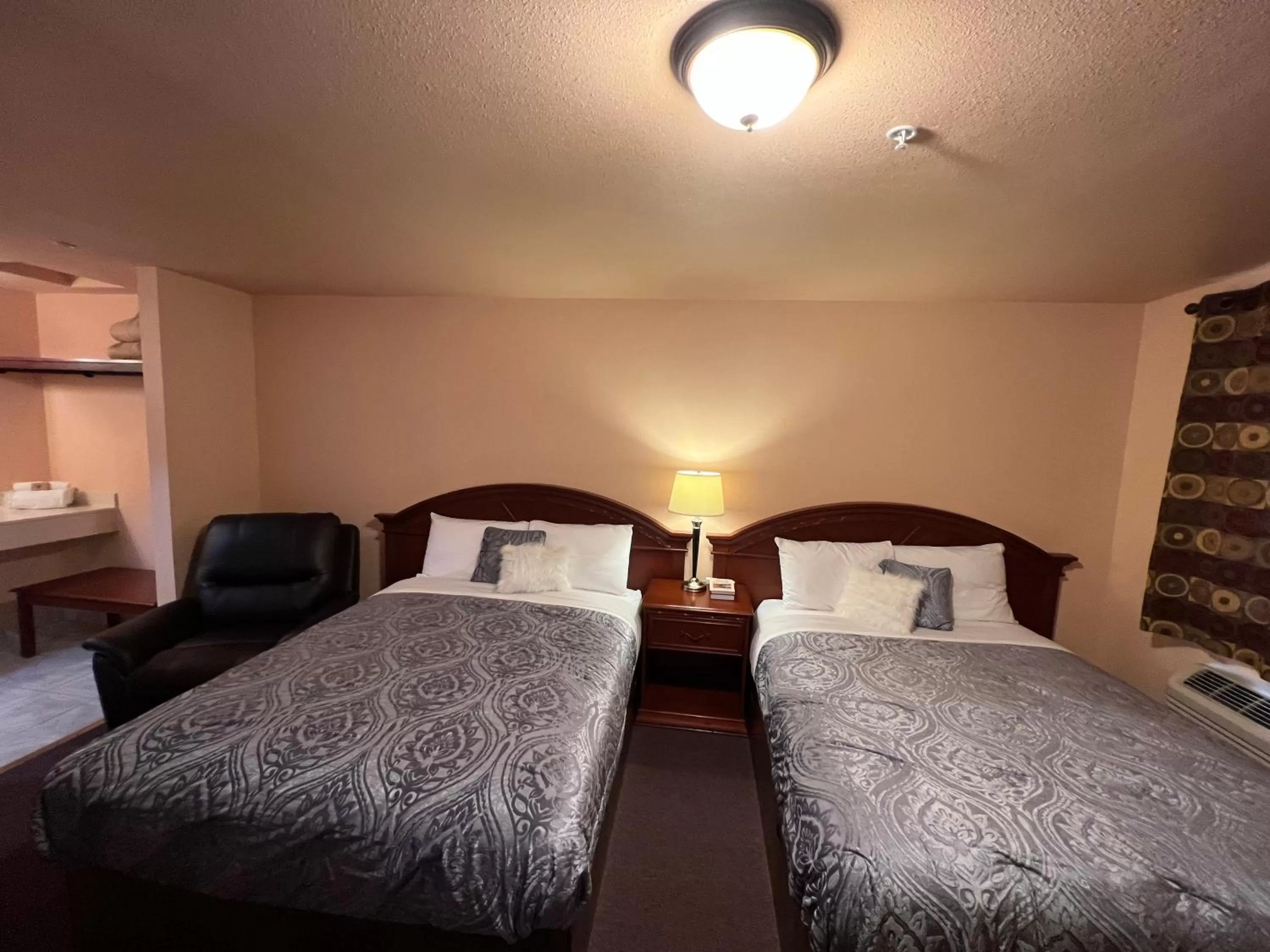 Bed in Frazier View Motel