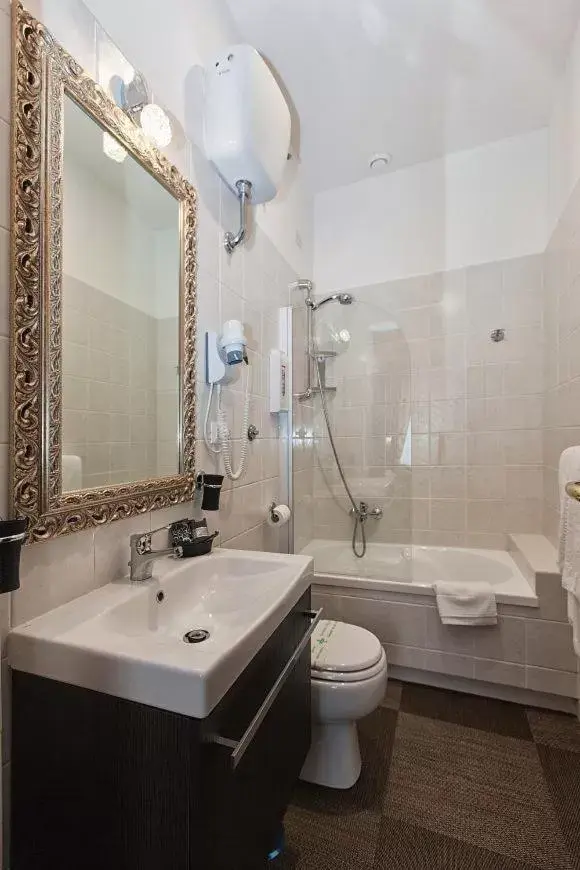 Bathroom in Hotel Romano