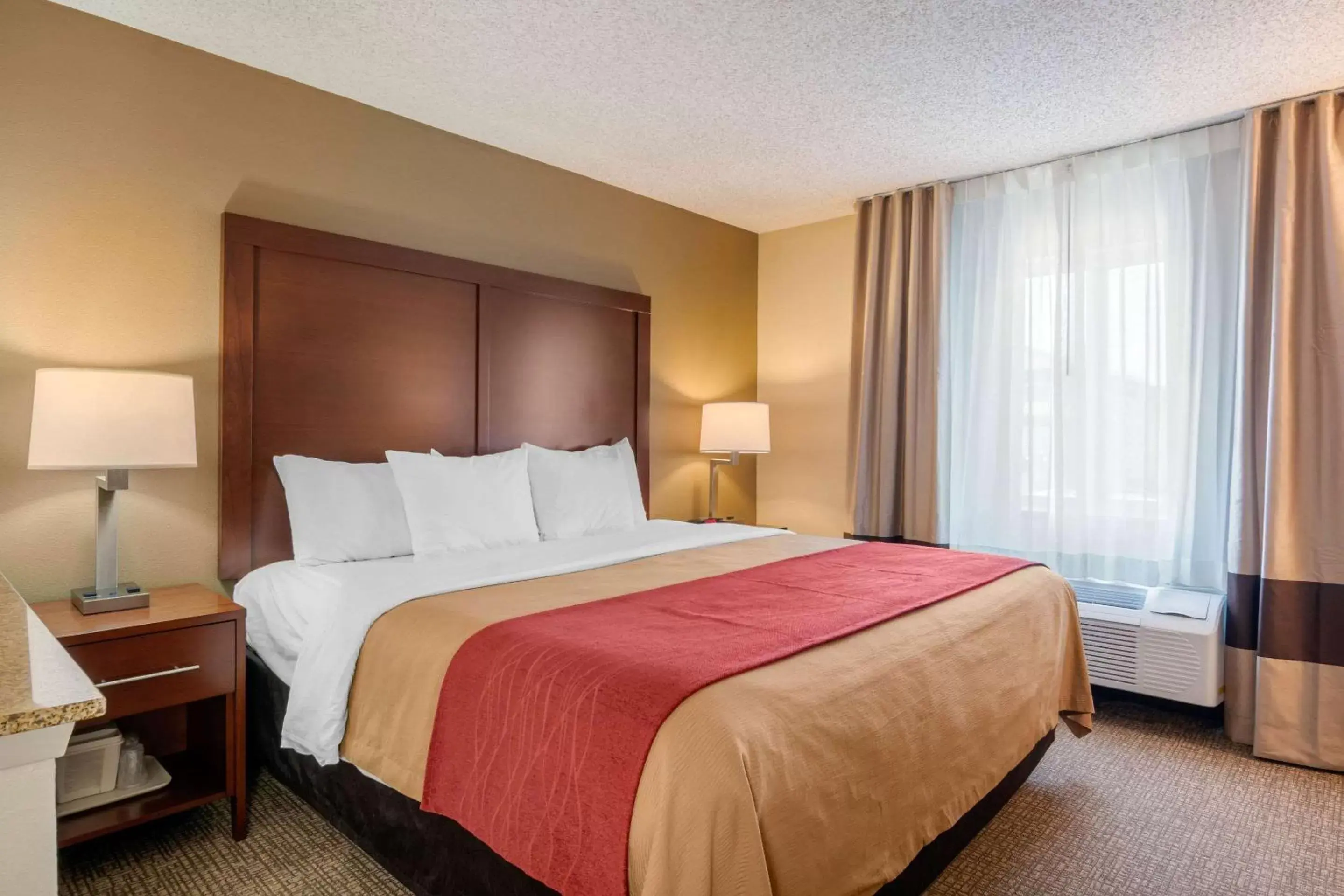 Photo of the whole room, Bed in Comfort Inn Medford North