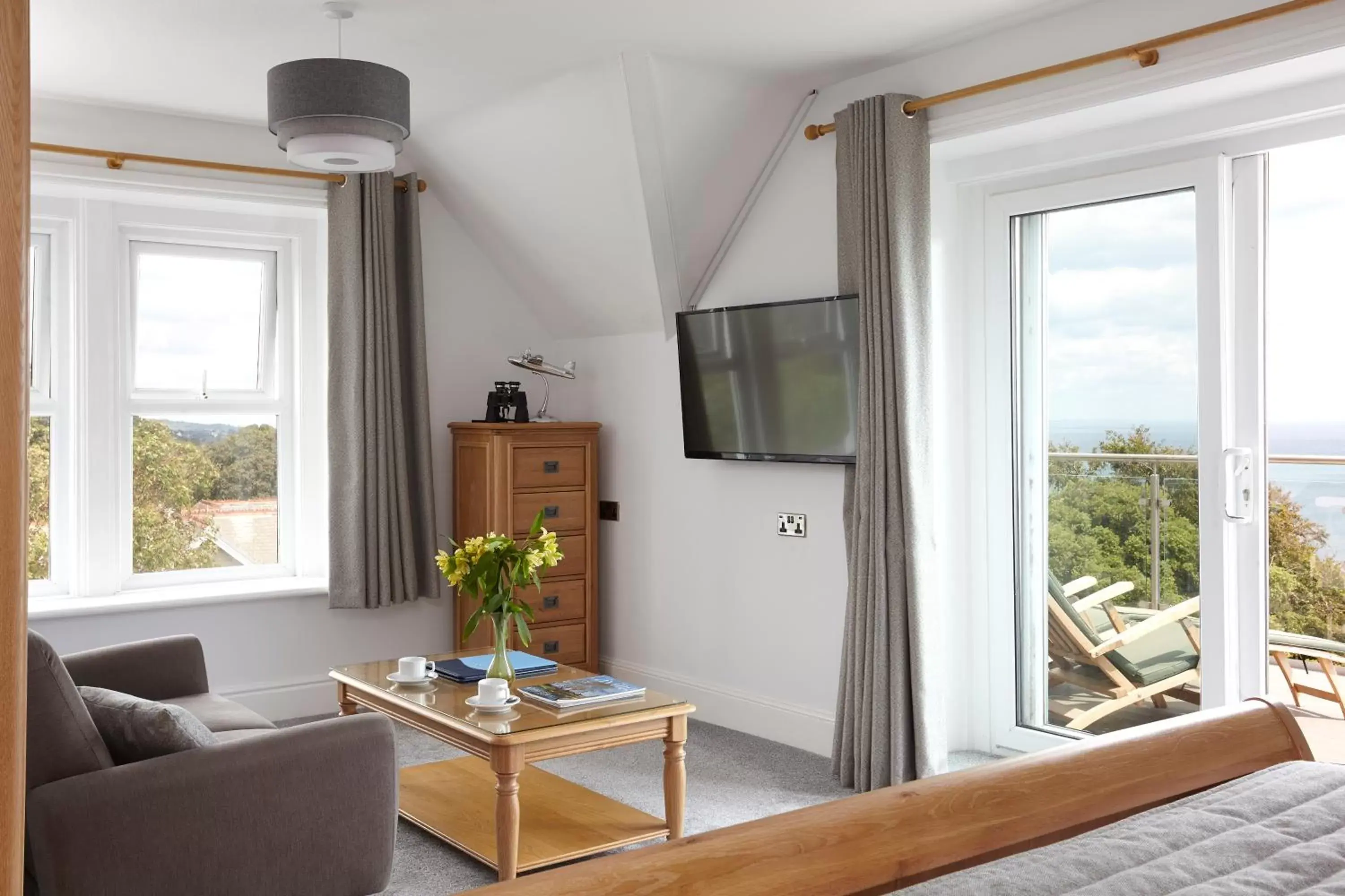 Bed, TV/Entertainment Center in Luccombe Hall Hotel