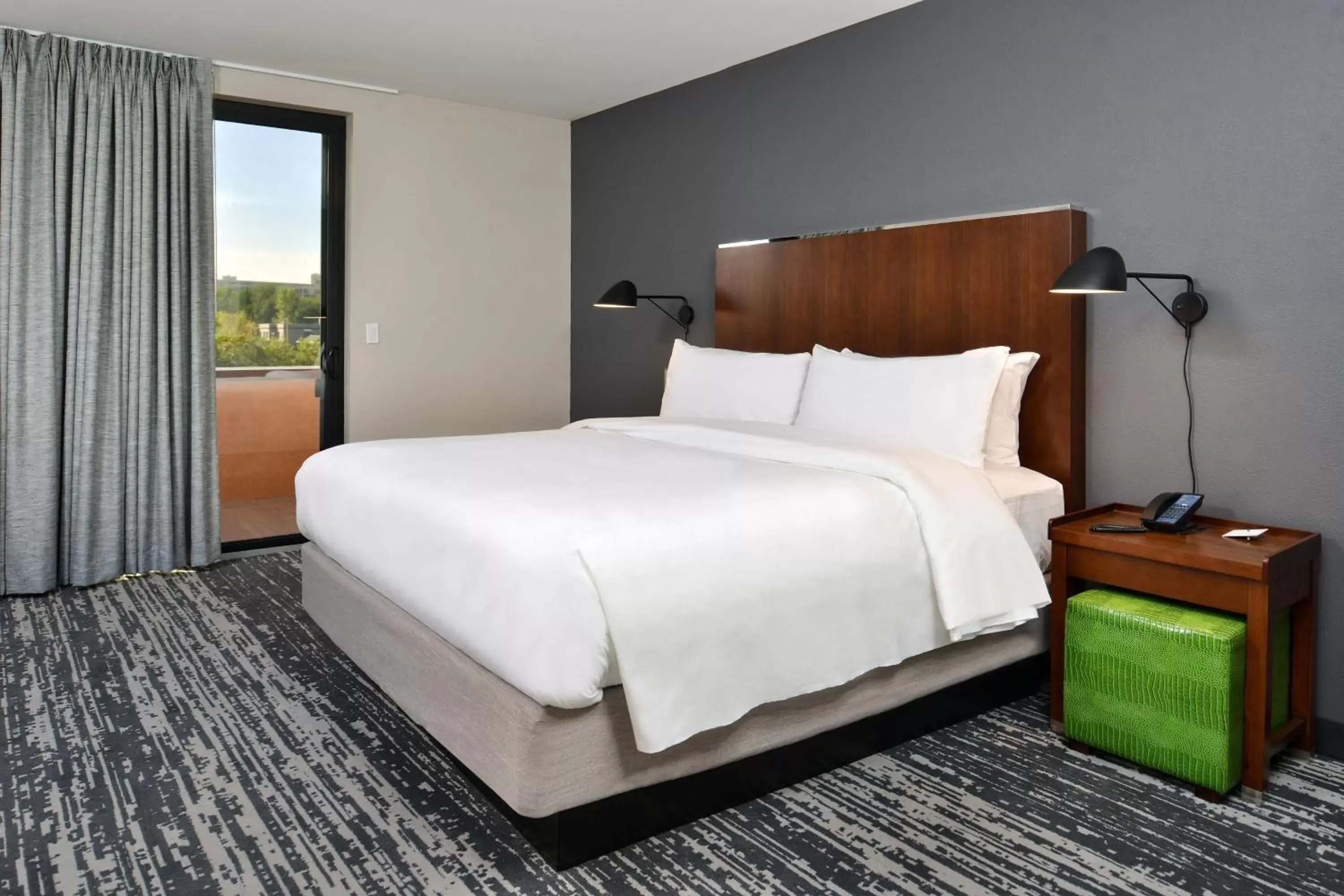 Bedroom, Bed in Four Points by Sheraton Omaha Midtown