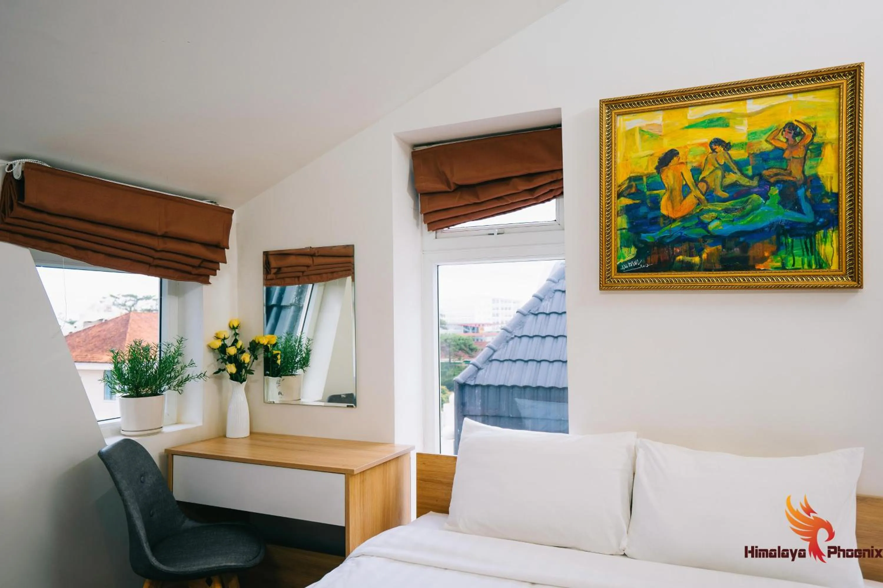 Photo of the whole room, Seating Area in Himalaya Phoenix Hotel