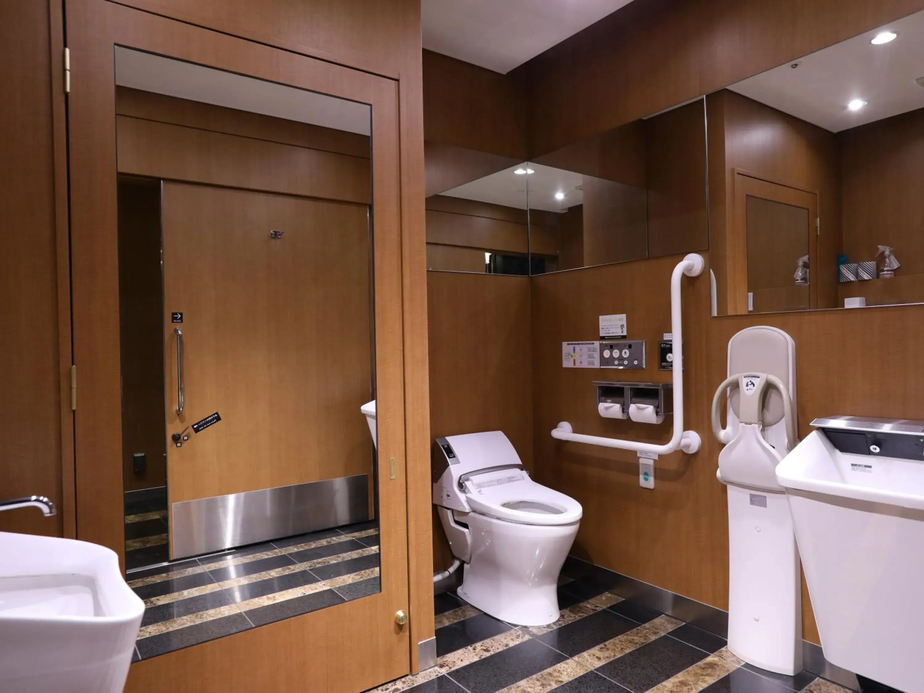 Facility for disabled guests, Bathroom in Apa Hotel Kanda Jimbocho Eki-Higashi