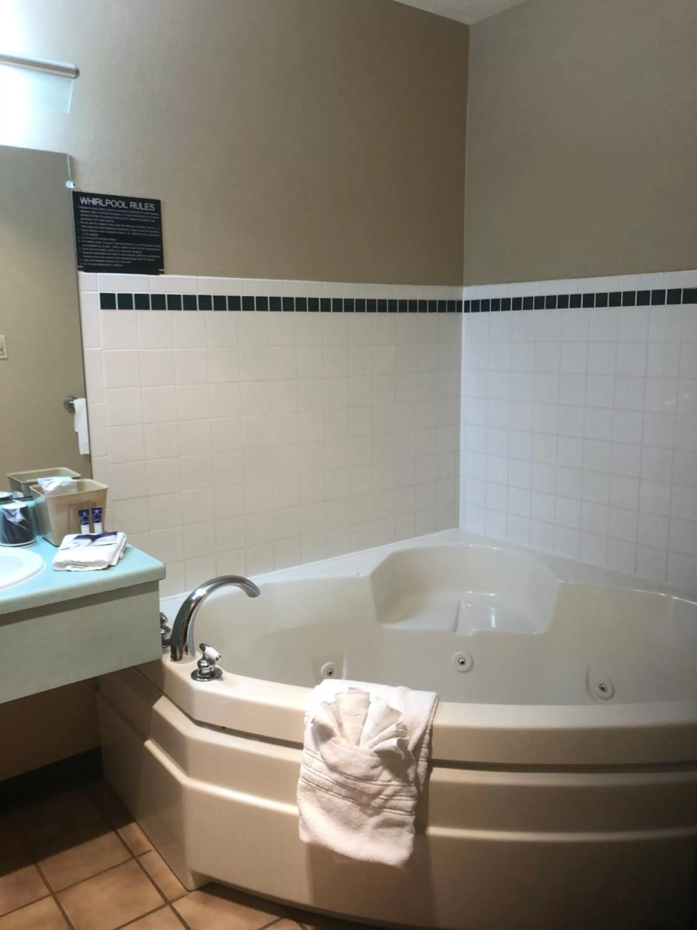 Bath in Americas Best Value Inn Onawa