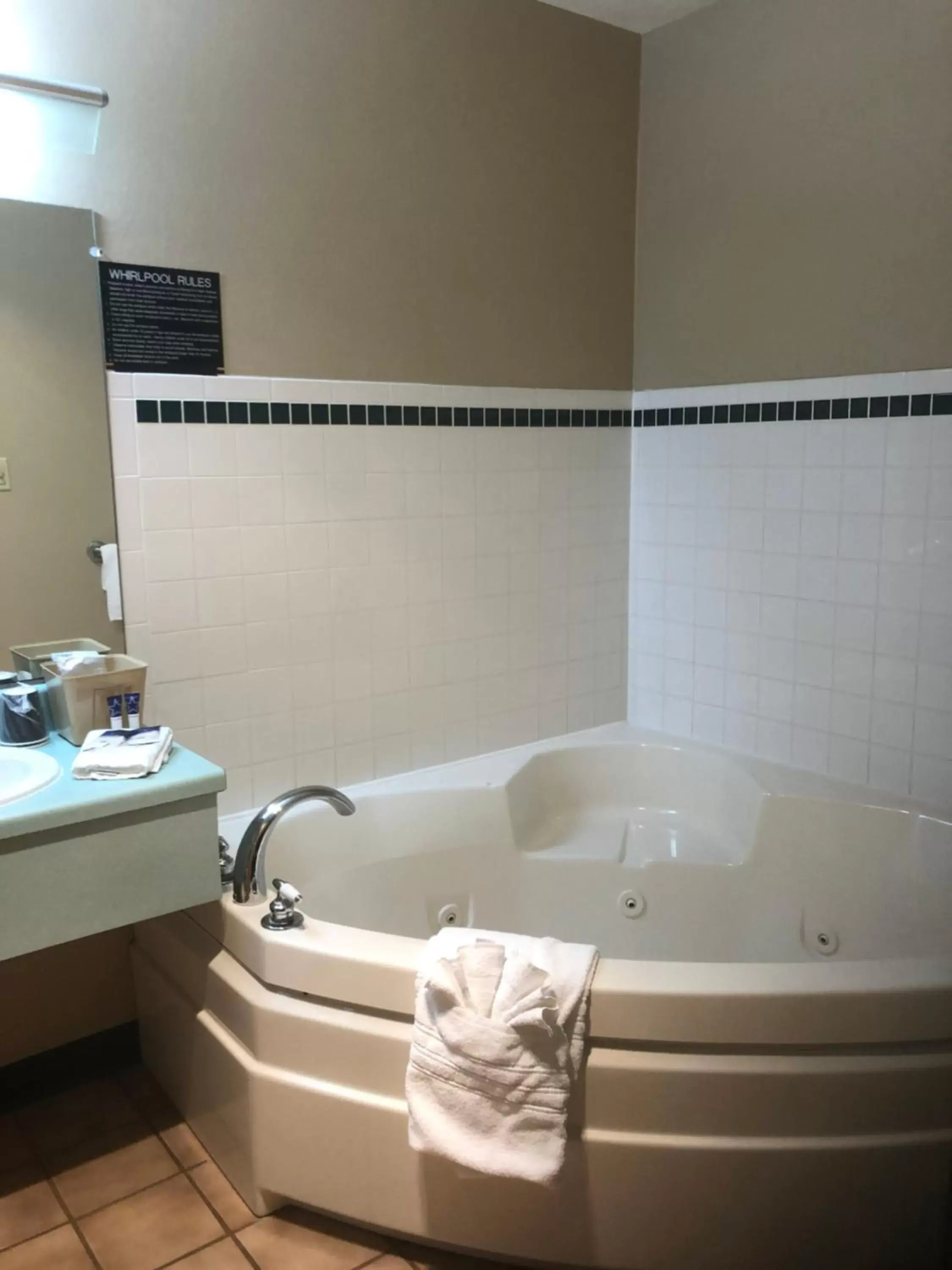 Bath, Bathroom in Americas Best Value Inn Onawa