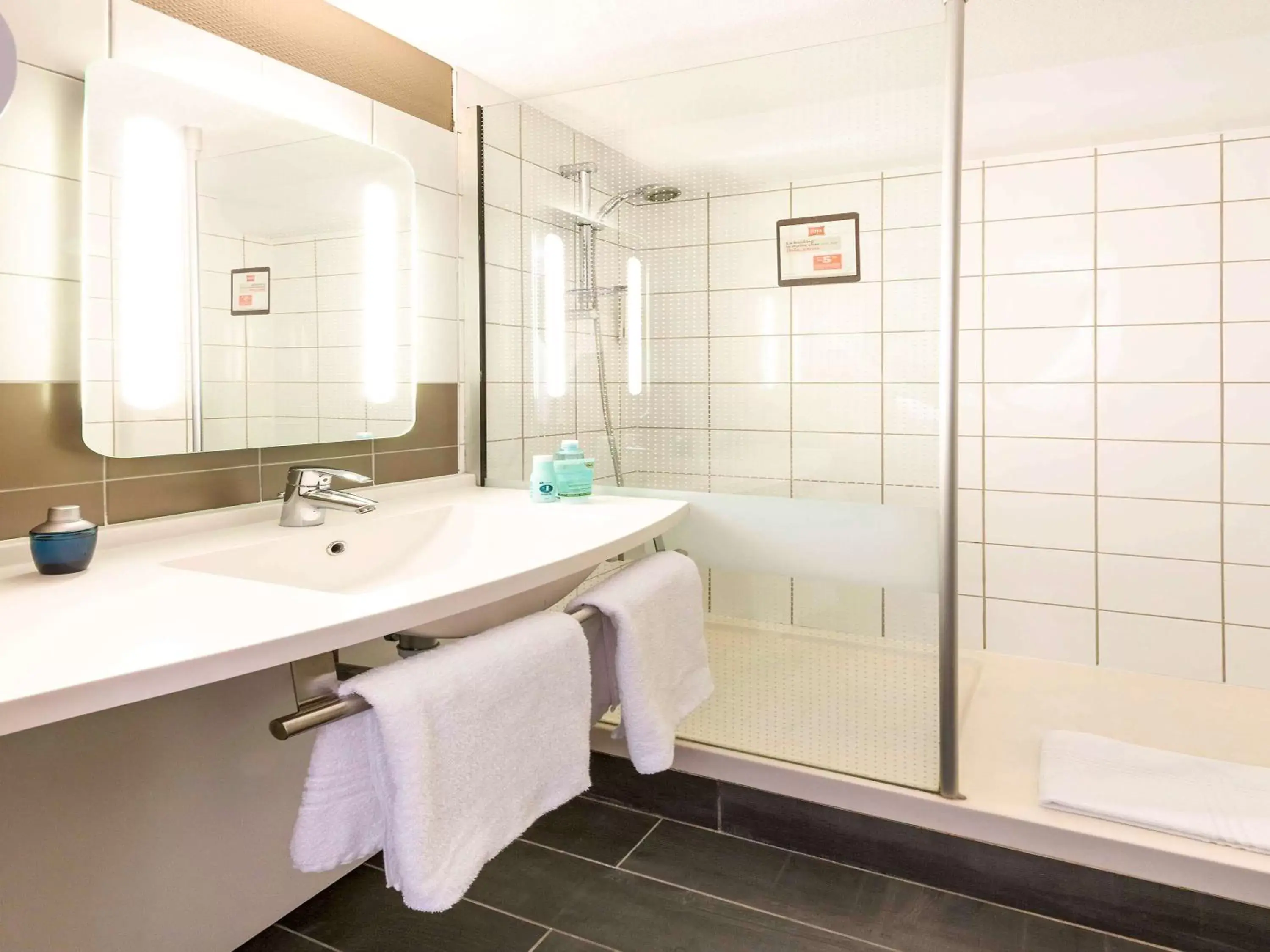 Photo of the whole room, Bathroom in ibis Bordeaux Centre Meriadeck