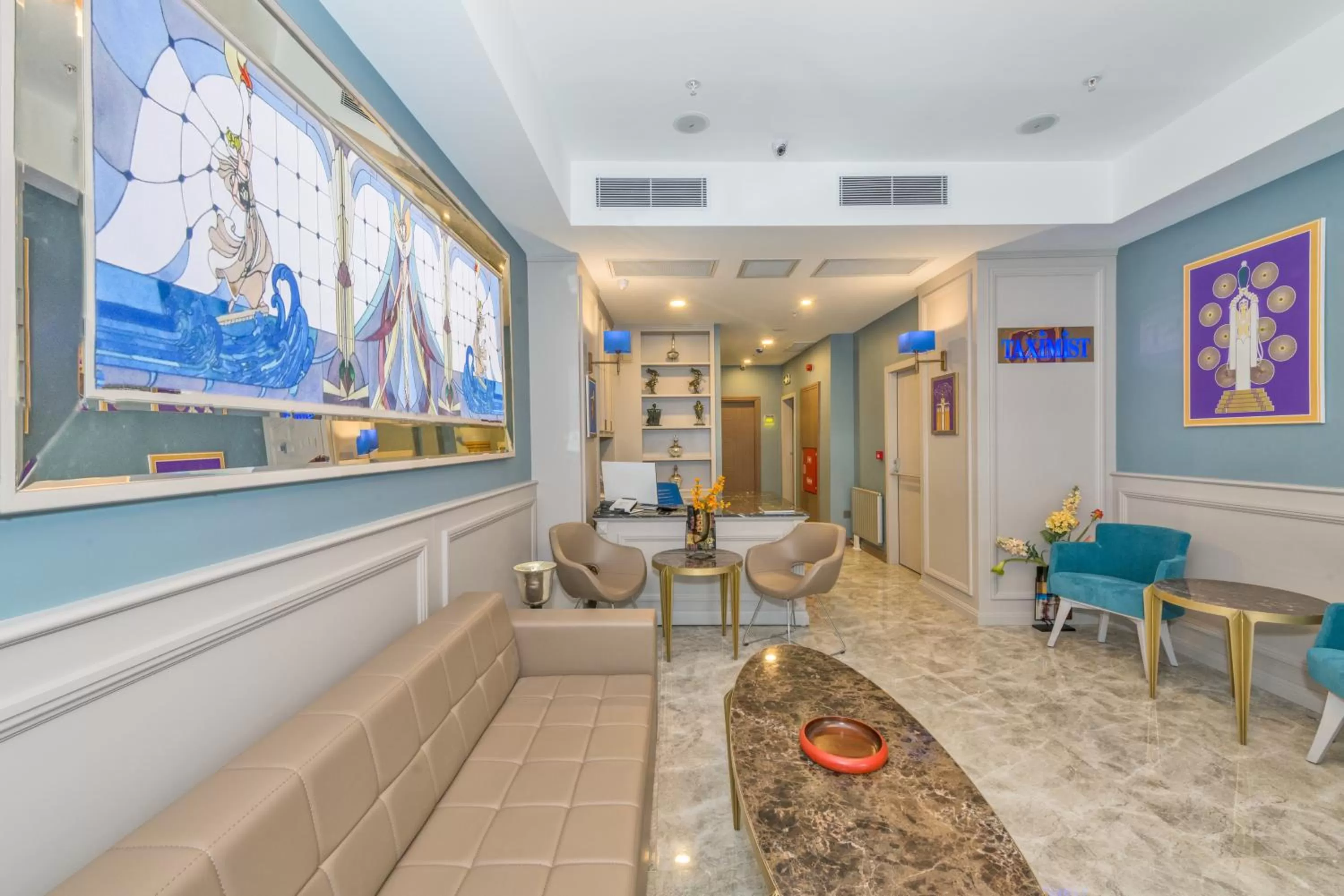 Communal lounge/ TV room in Taximist Hotel