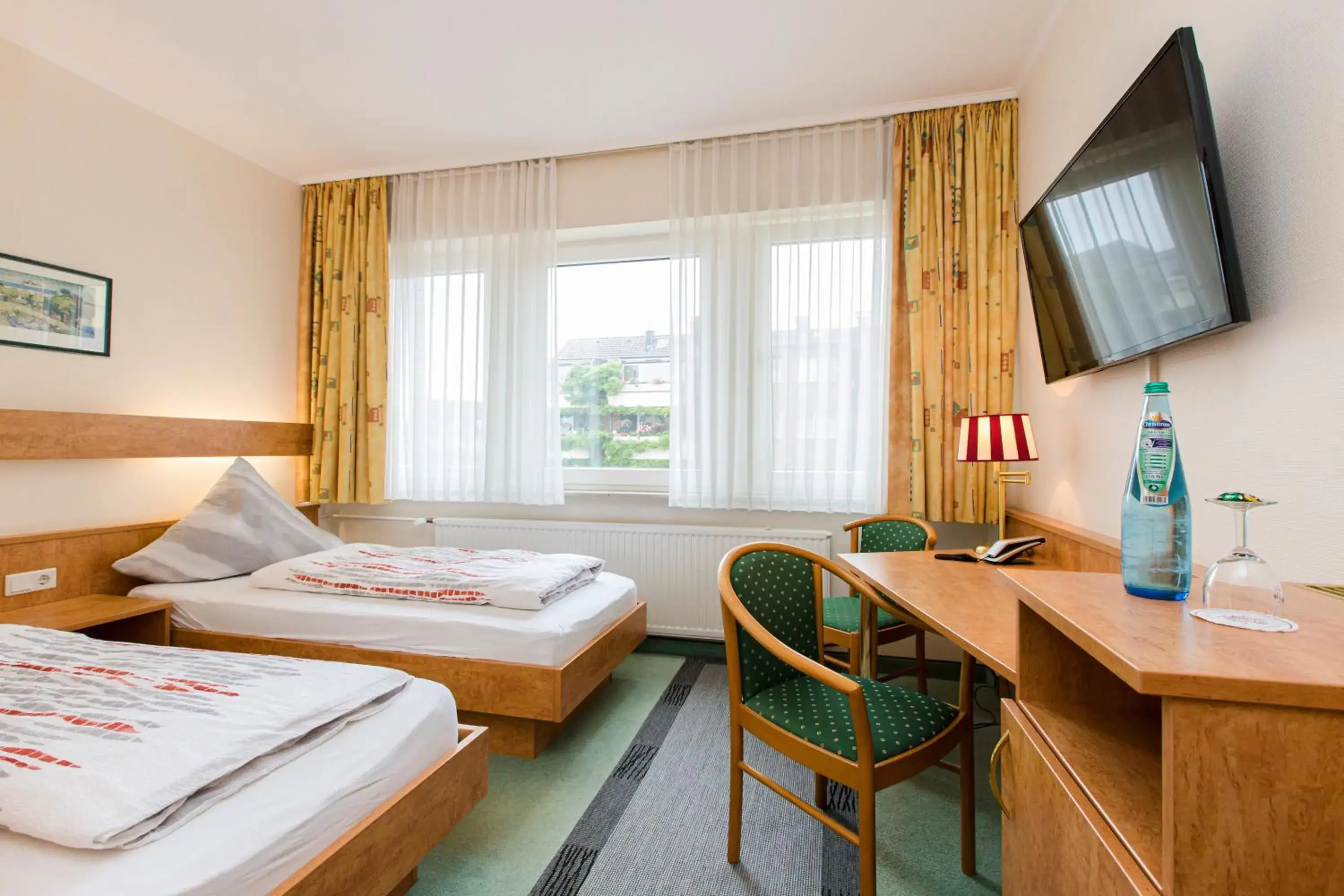 Photo of the whole room, Bed in Hotel Am Düsseldorfer Platz