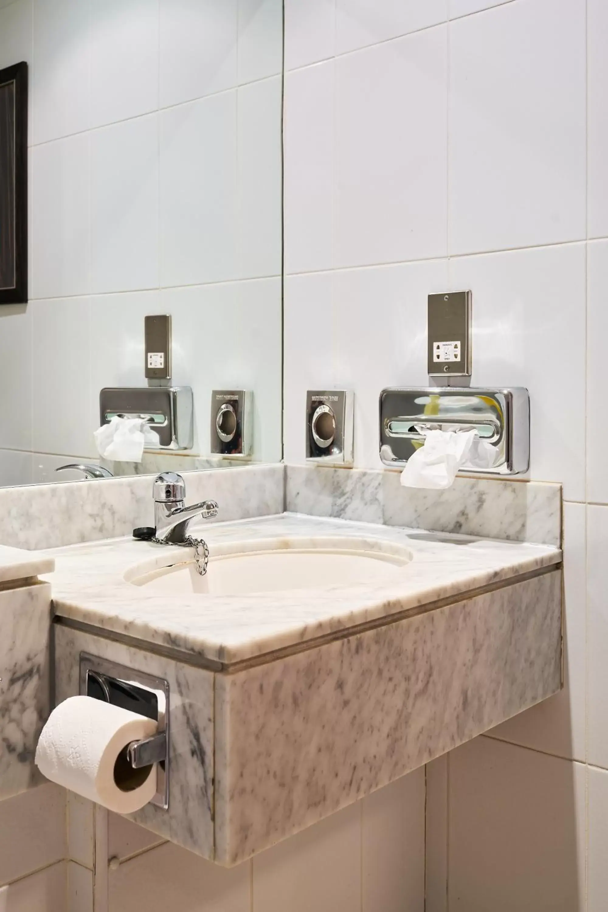 Bathroom in Stirling Highland Hotel- Part of the Cairn Collection