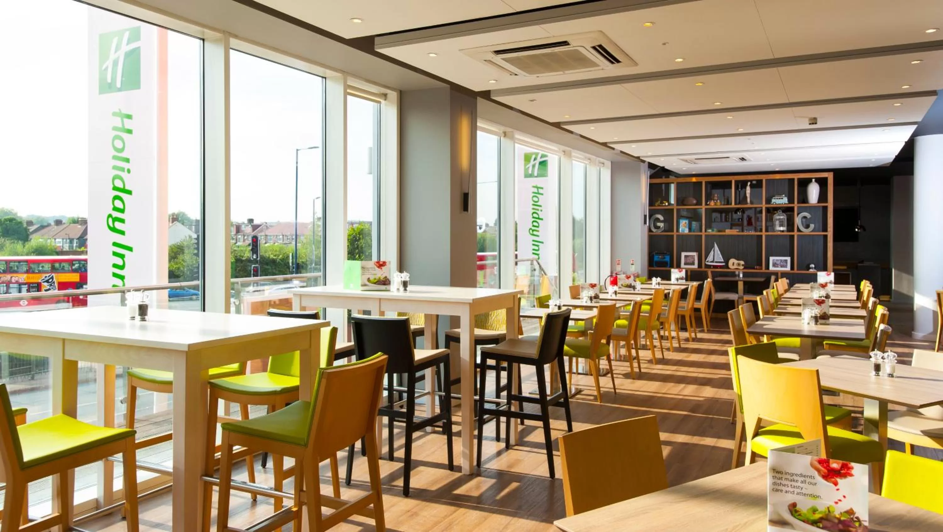 Restaurant/places to eat in Holiday Inn London West by IHG