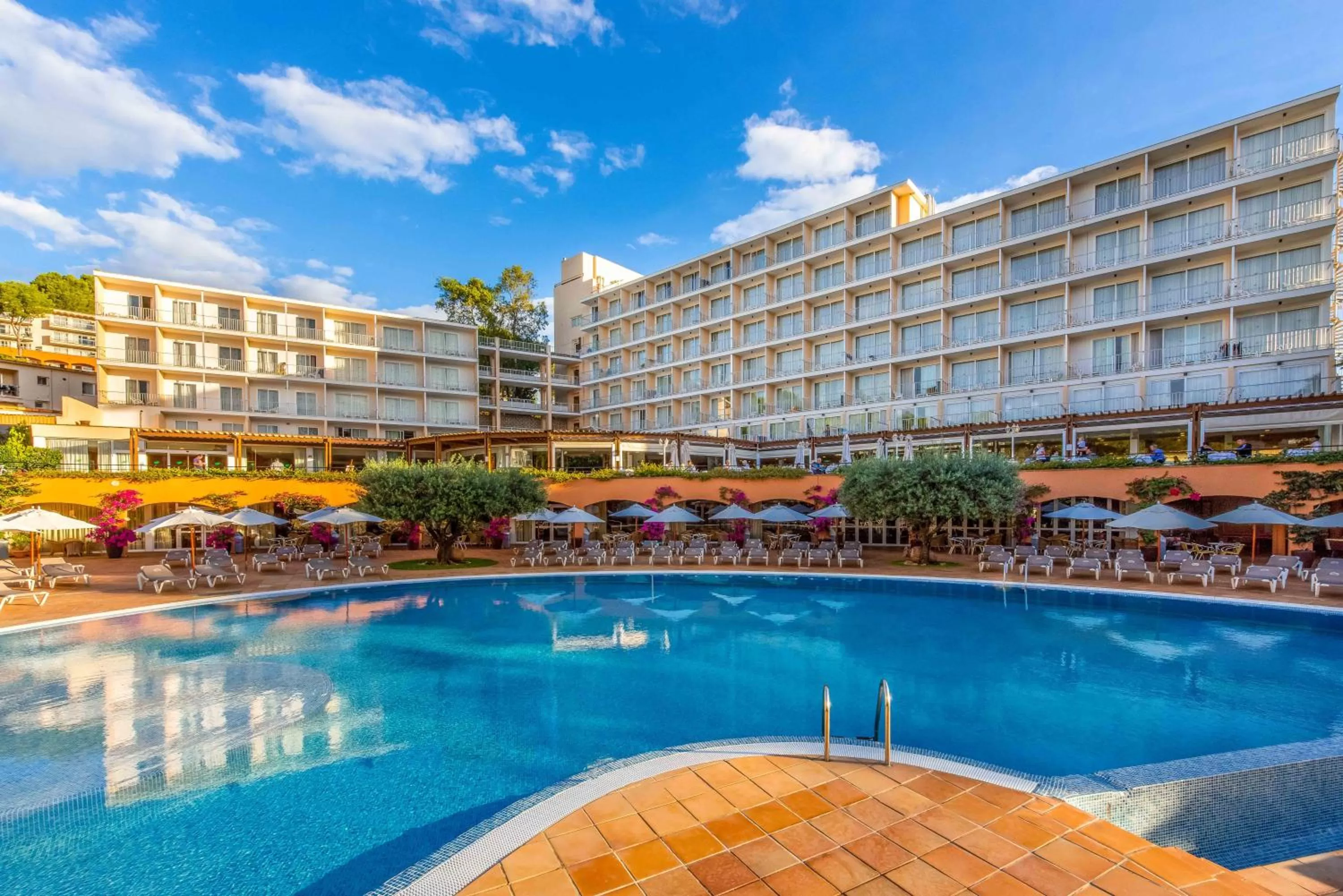 Swimming pool in Valentin Grand Park Suite Hotel