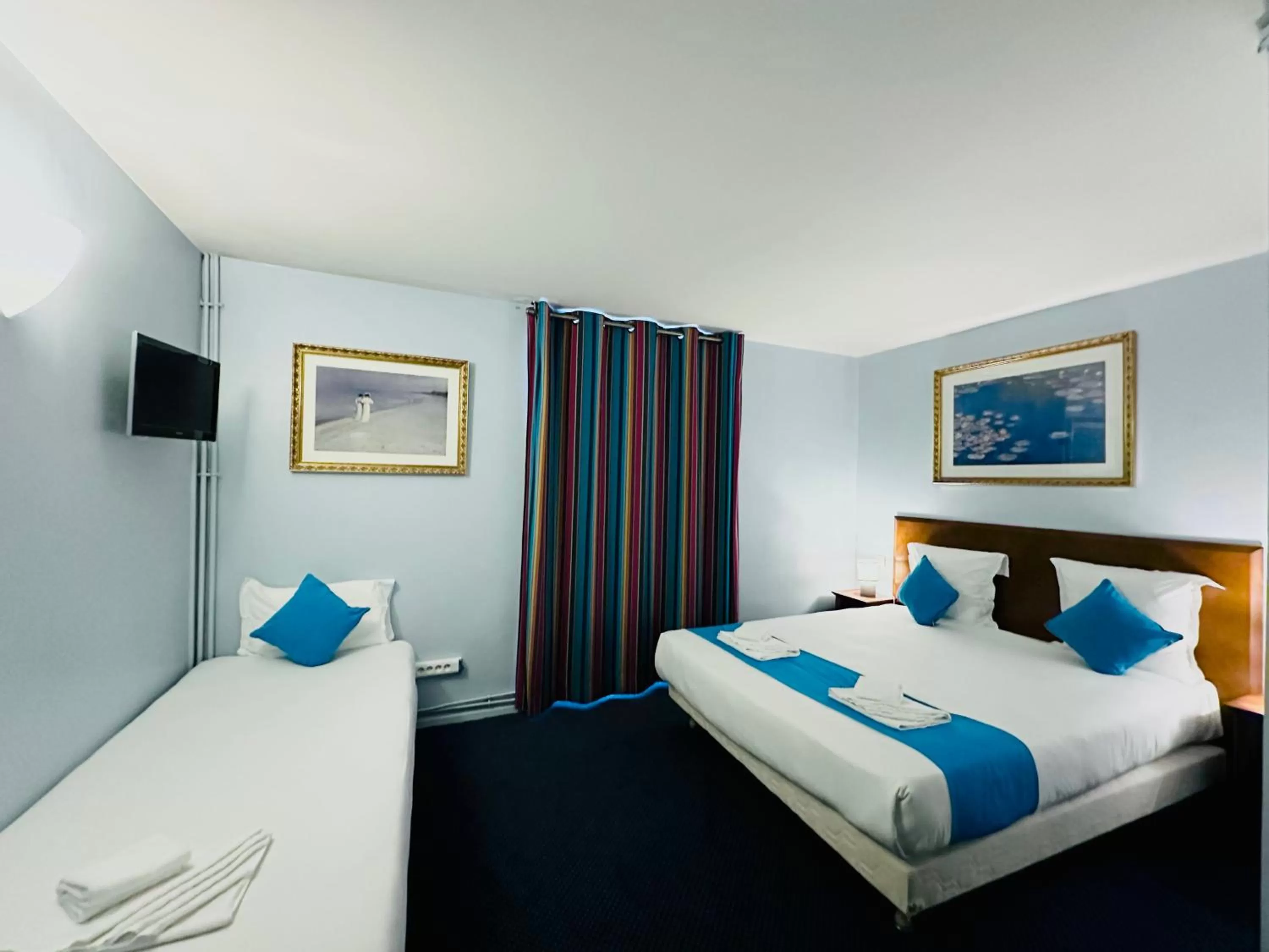 Bed in Hotel Bellevue Montmartre