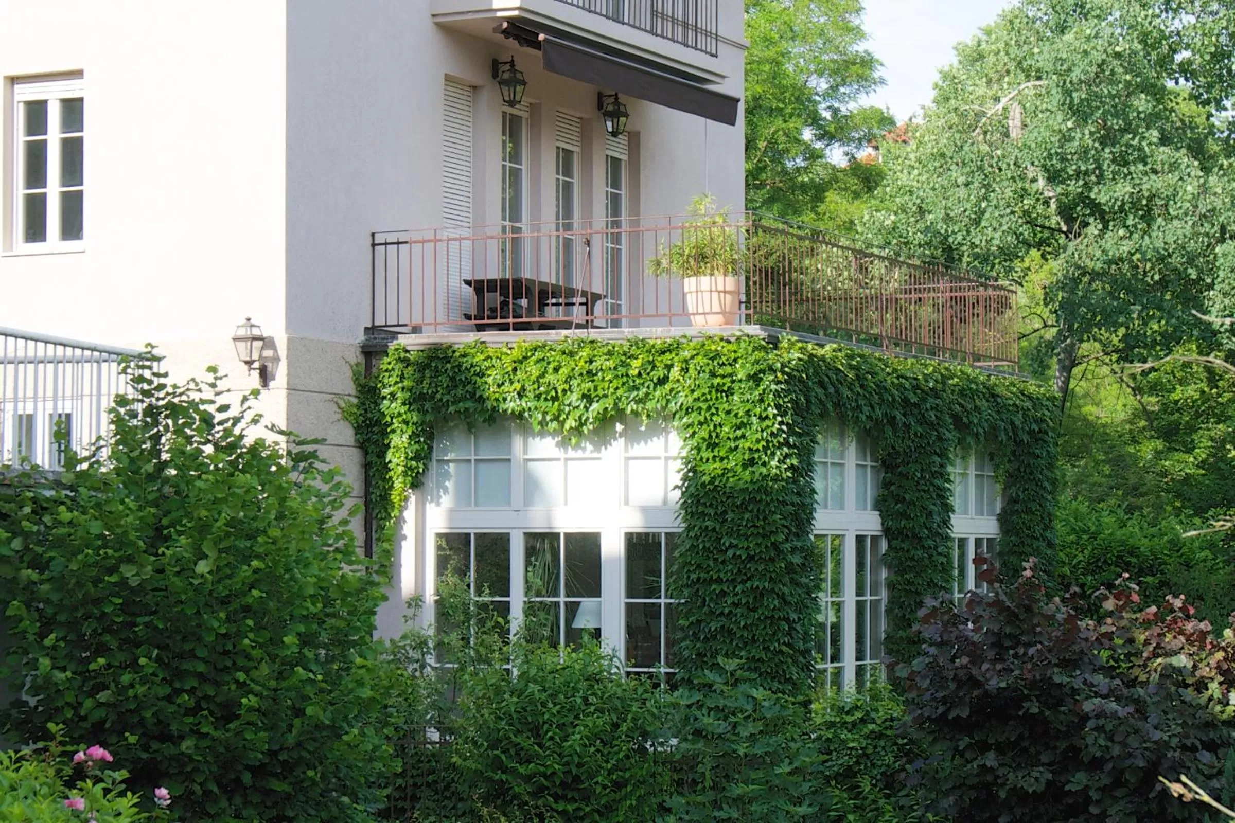 Facade/entrance in Embassy Row BnB
