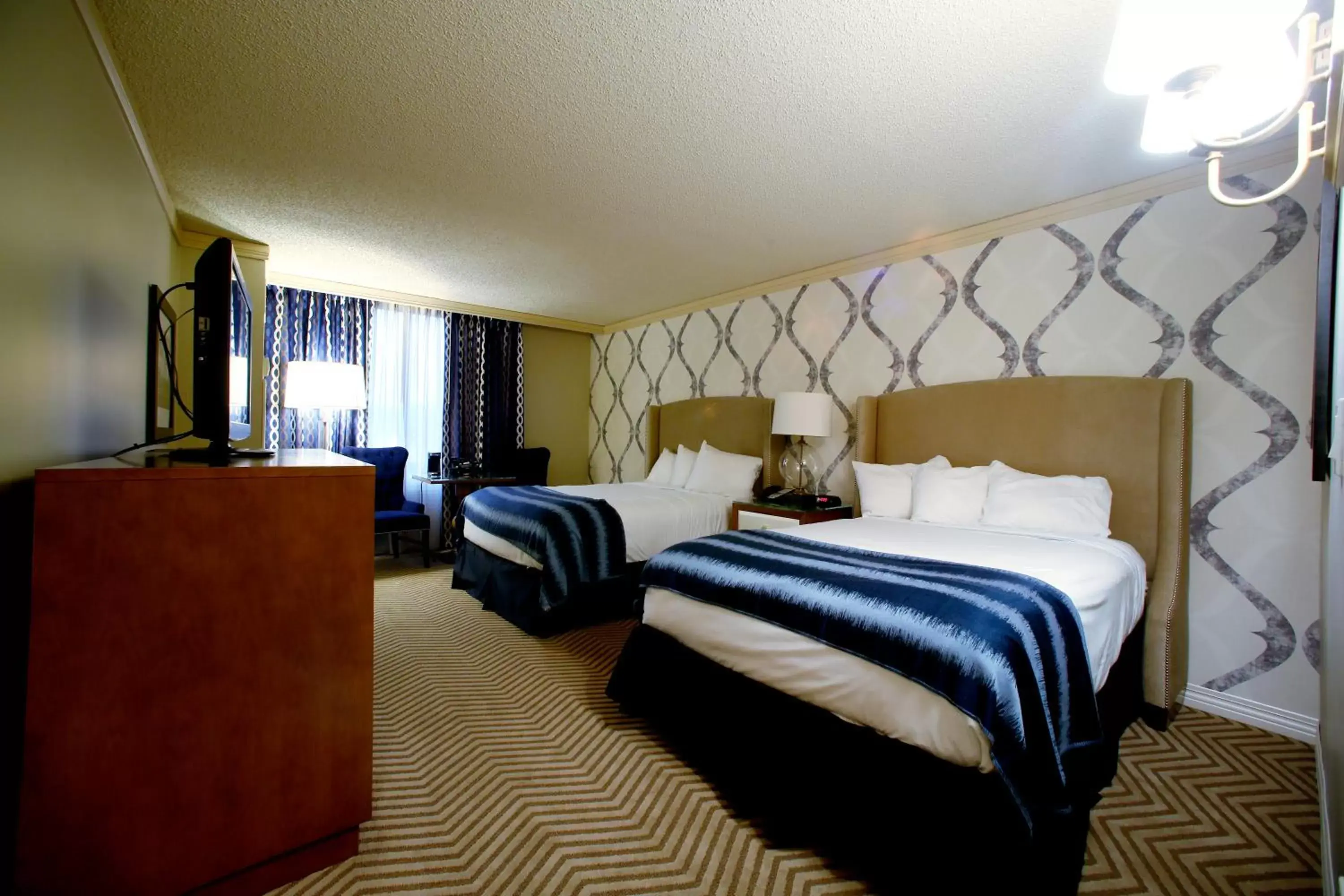 Photo of the whole room, Bed in Harrah's North Kansas City Hotel & Casino