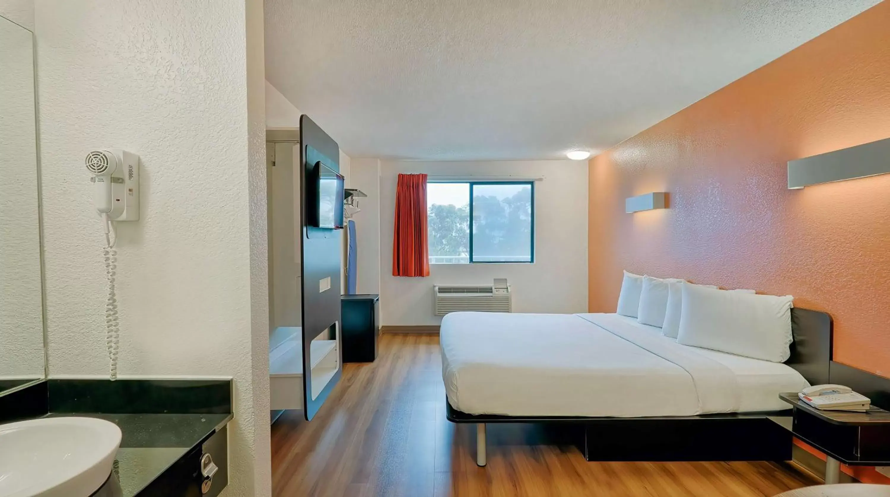 King Room with Roll-In Shower - Disability Access in Motel 6-Los Angeles, CA - Los Angeles - LAX