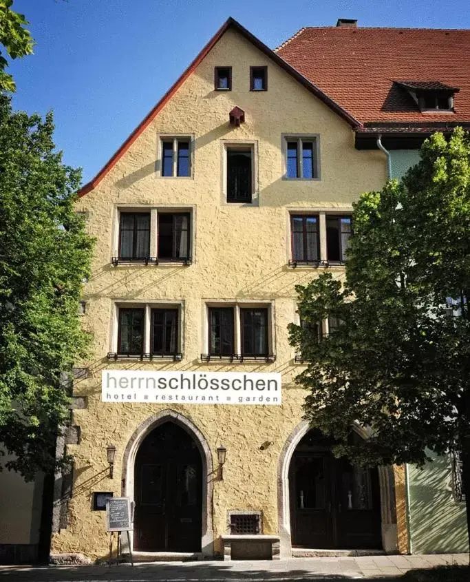 Facade/entrance, Property Building in Hotel Herrnschloesschen