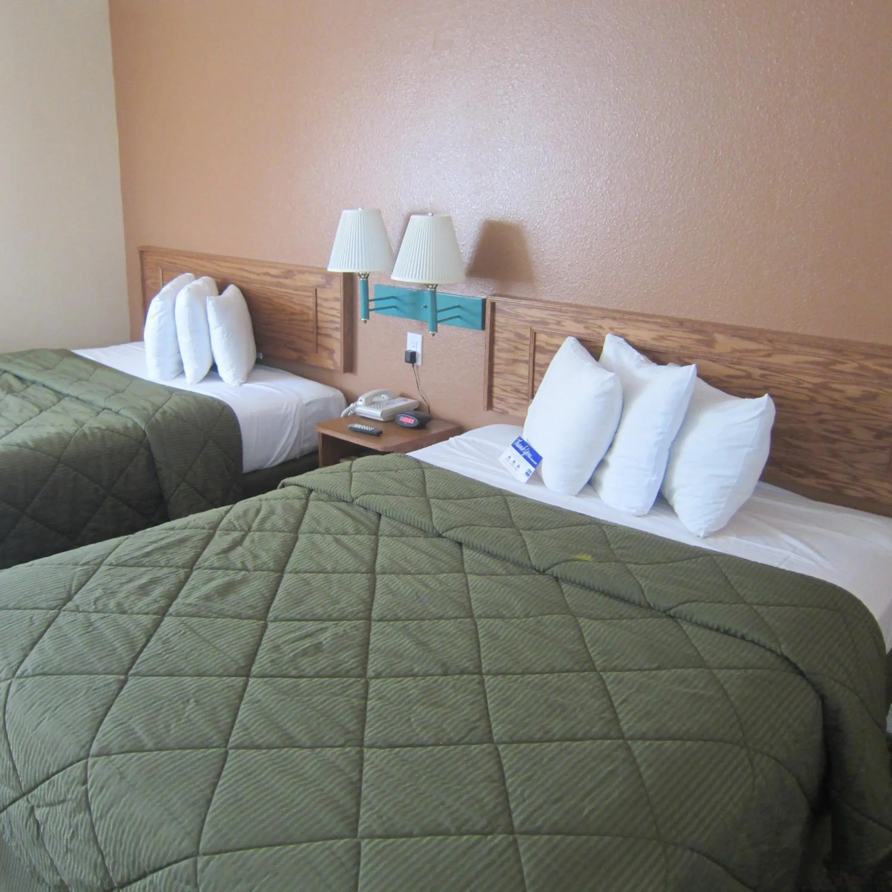 Bed in Pacific Best Inn Bed in Pacific Best Inn
