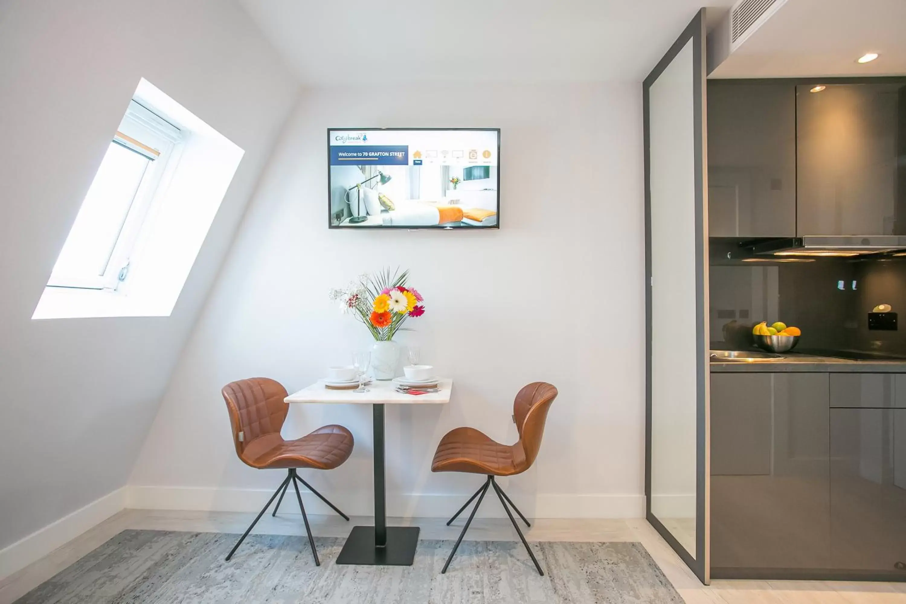 Living room, Dining Area in Grafton Street Studios by City Break Apartments
