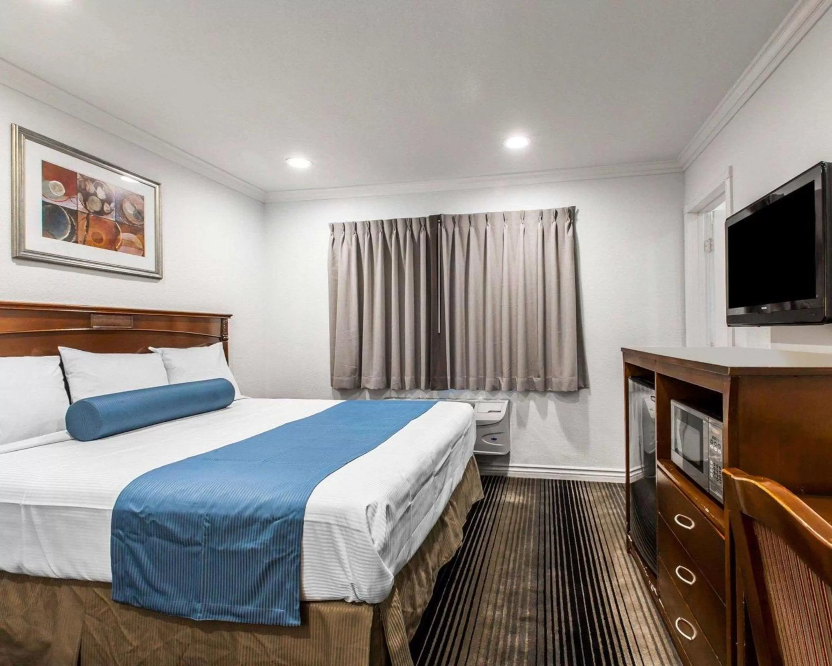 Photo of the whole room, Bed in Rodeway Inn & Suites Pacific Coast Highway