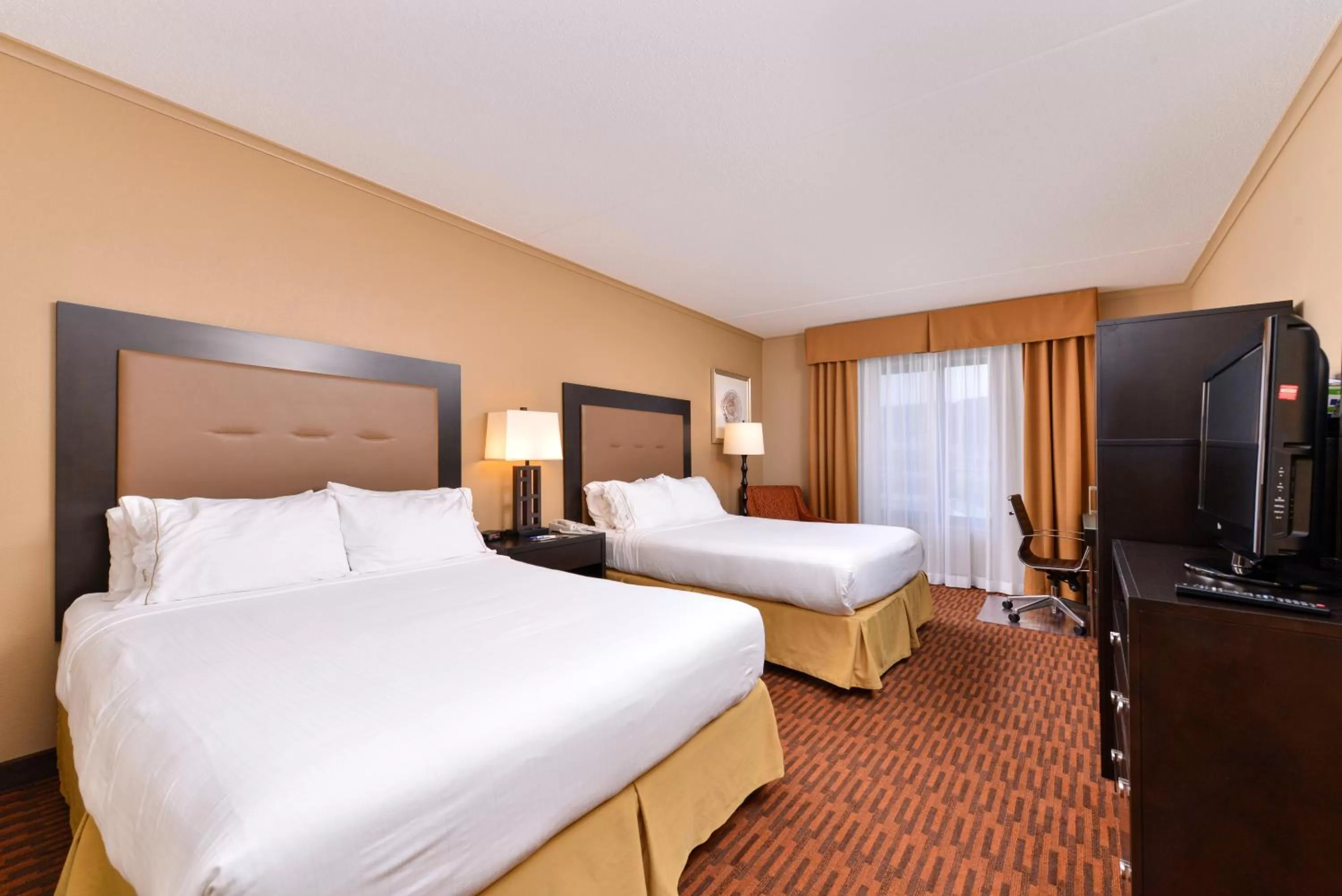 Photo of the whole room, Bed in Holiday Inn Express Breezewood by IHG