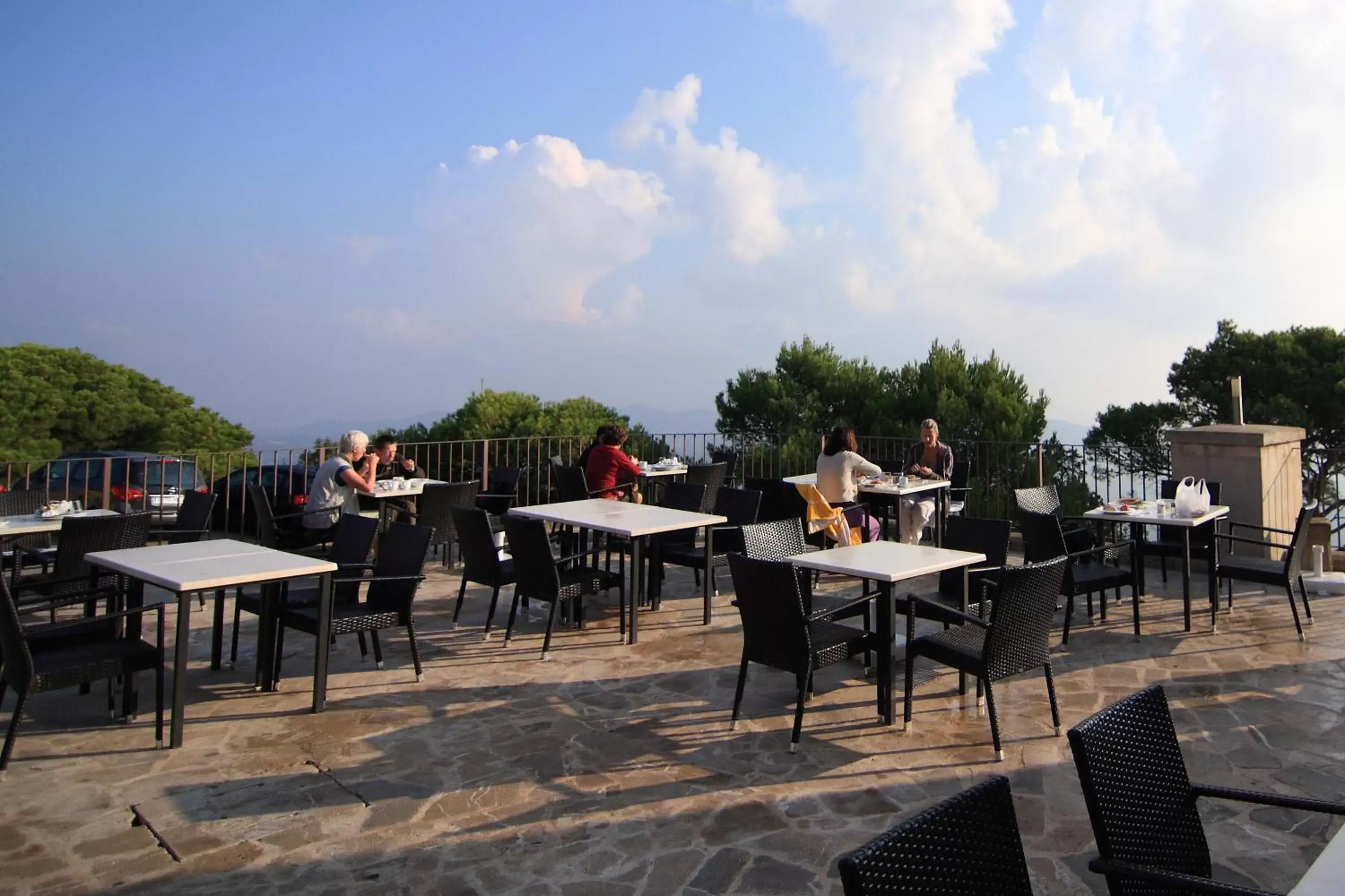 Lounge or bar, Restaurant/Places to Eat in Petit Hotel Hostatgeria Sant Salvador