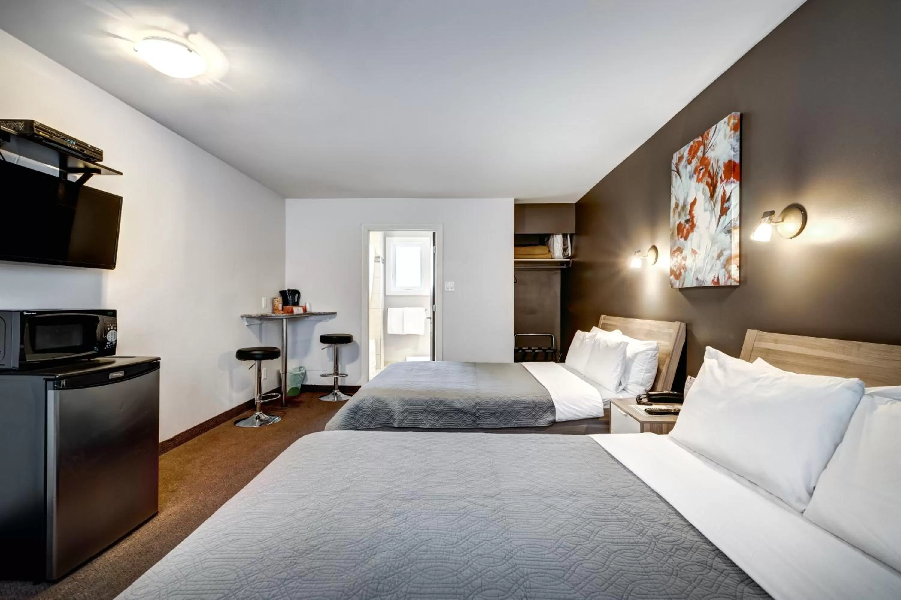 Photo of the whole room, Bed in Auberge St. Jacques