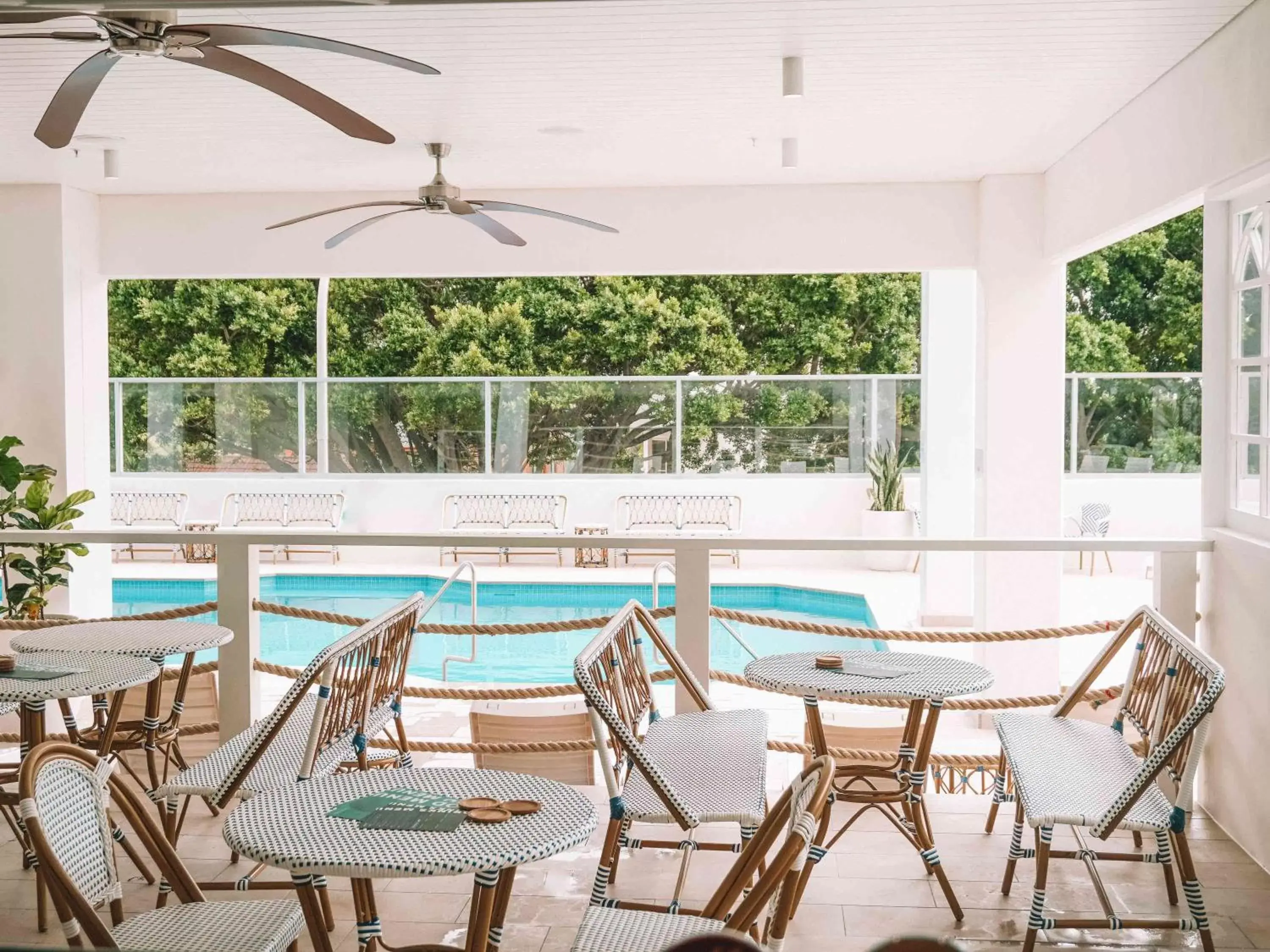 Lounge or bar, Swimming Pool in Novotel Wollongong Northbeach