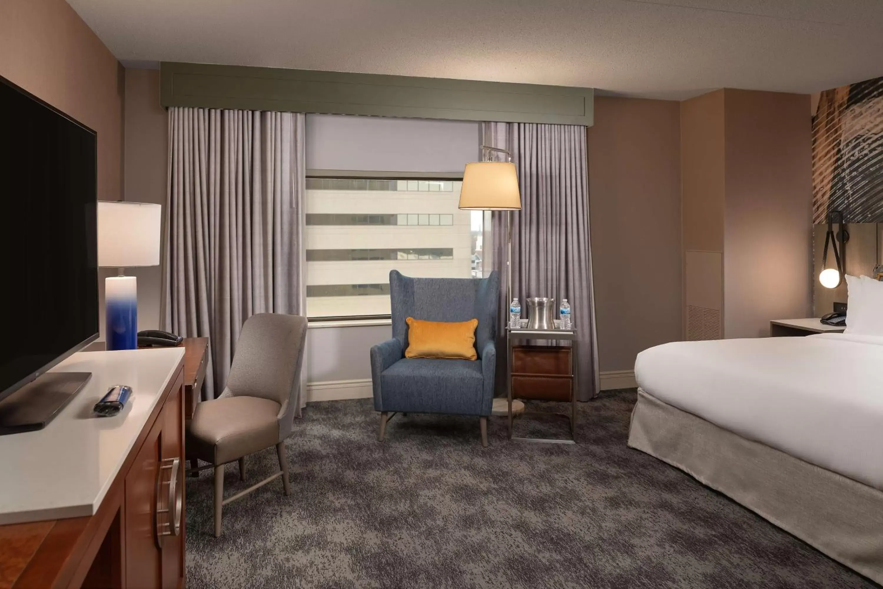 Bedroom, TV/Entertainment Center in Hilton Lexington Downtown