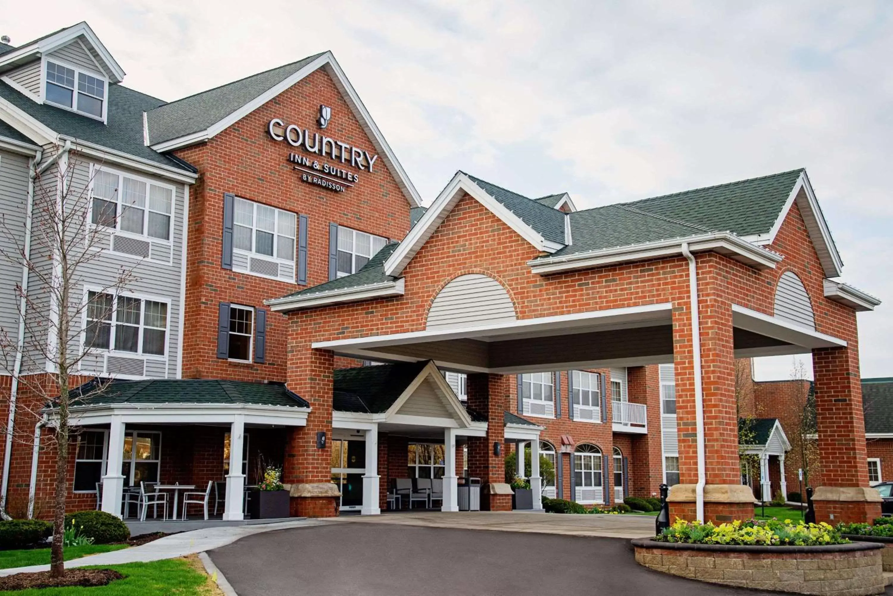 Property building in Country Inn & Suites by Radisson, Milwaukee West (Brookfield), WI